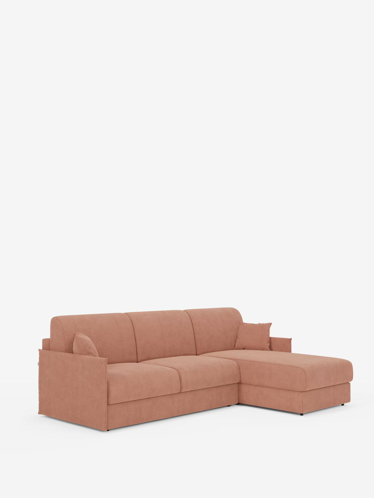 Vi presentiamo il divano letto angolare con penisola contenitore Evans di Divani.Store: un divano compatto e moderno a forma di L con chaise longue rivolta a destra. Rivestito in tessuto T23 facile da pulire in una tenue tonalità terracotta, questo divano presenta morbidi cuscini di seduta e schienale con due cuscini decorativi coordinati per un comfort ancora maggiore. Il suo design ingegnoso integra una pratica penisola contenitore per ulteriore spazio di stivaggio e, all’occorrenza, si trasforma