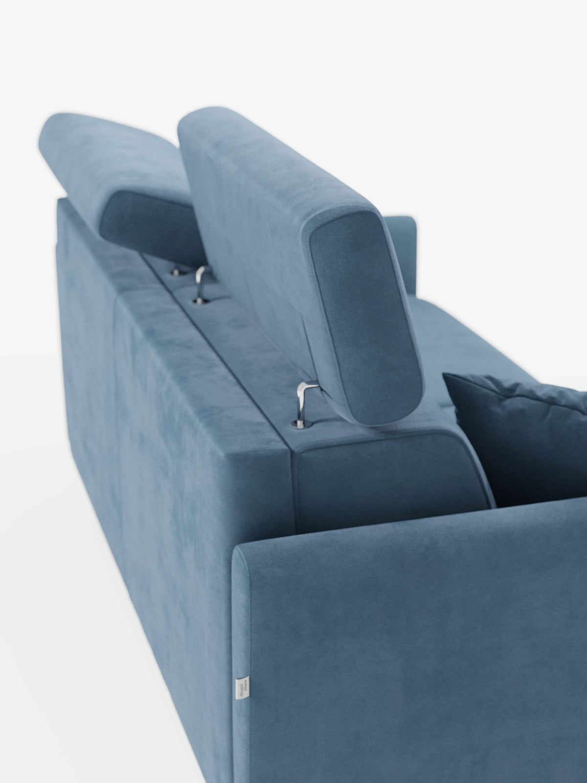Divano letto Francy con poggiatesta regolabili di Divani.Store, realizzato in elegante tessuto smacchiabile T30, sfoderabile al 100%, con due poggiatesta, di cui uno sollevato e uno abbassato. Il divano a 2 posti presenta linee pulite e uno stile moderno, mostrato in una prospettiva posteriore su sfondo bianco. Sulla seduta è posizionato un cuscino coordinato.