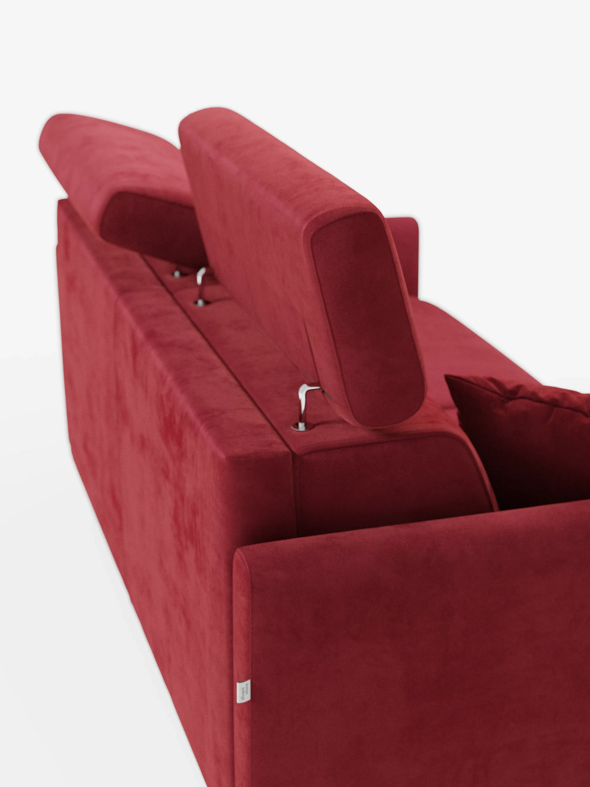 Un lussuoso divano letto Francy con poggiatesta regolabili di Divani.Store è ripreso da un’angolazione posteriore in rosso intenso, con i due poggiatesta regolabili sollevati a mostrare le cerniere metalliche di regolazione. Su uno sfondo bianco senza cuciture, il divano presenta un cuscino coordinato sulla seduta ed è interamente rivestito in elegante tessuto T30 antimacchia, sfoderabile al 100%.