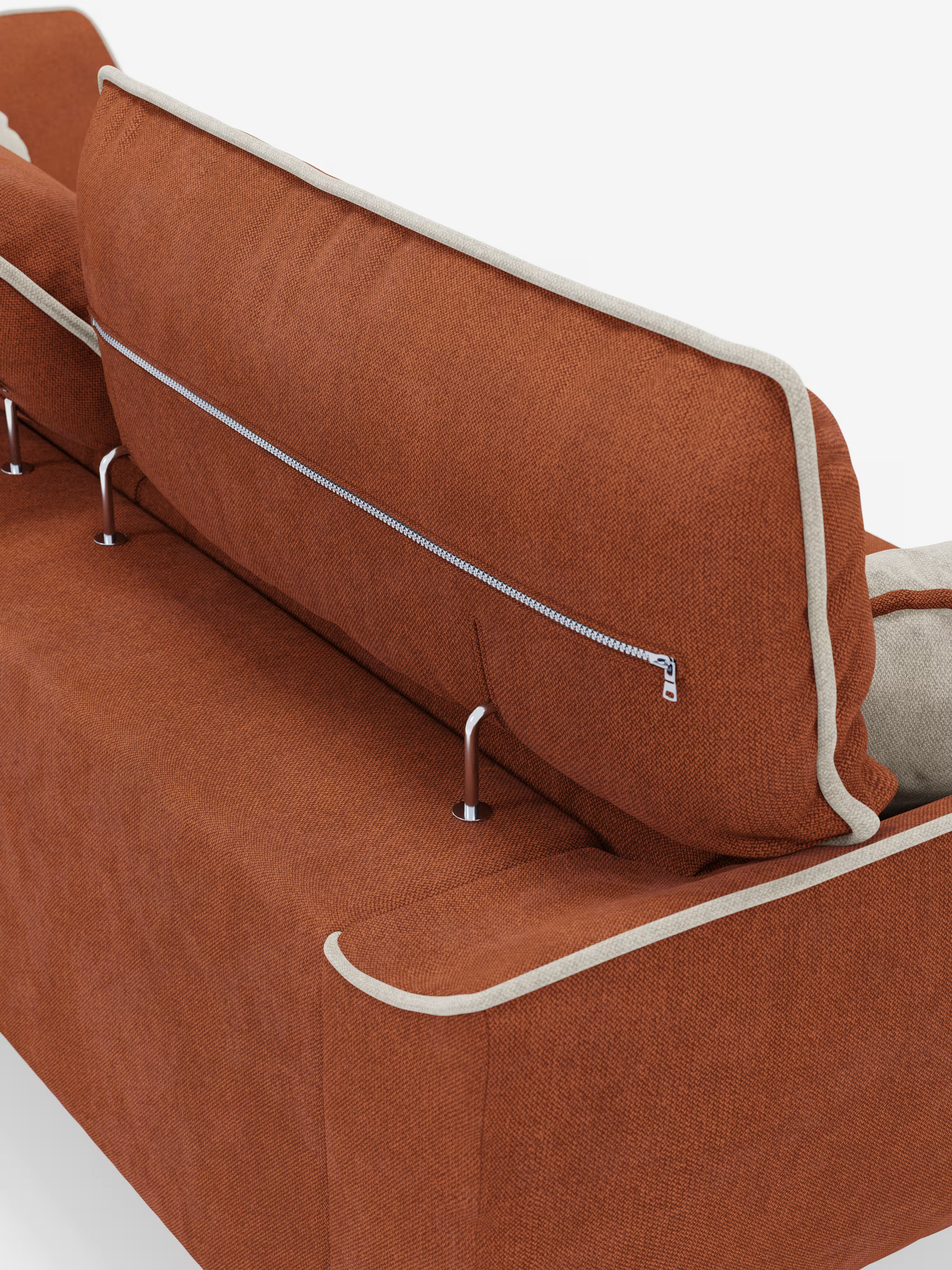Un divano Michelangelo 4 Posti bicolore di Divani.Store, color ruggine e con bordino beige, visto da dietro. I cuscini dello schienale presentano cerniere argentate e sono sostenuti da sottili telai metallici, che ne sottolineano il design moderno e modulare sullo sfondo bianco. Questo divano offre tre sedute estensibili e poggiatesta reclinabili in tessuto T23 facile da pulire.