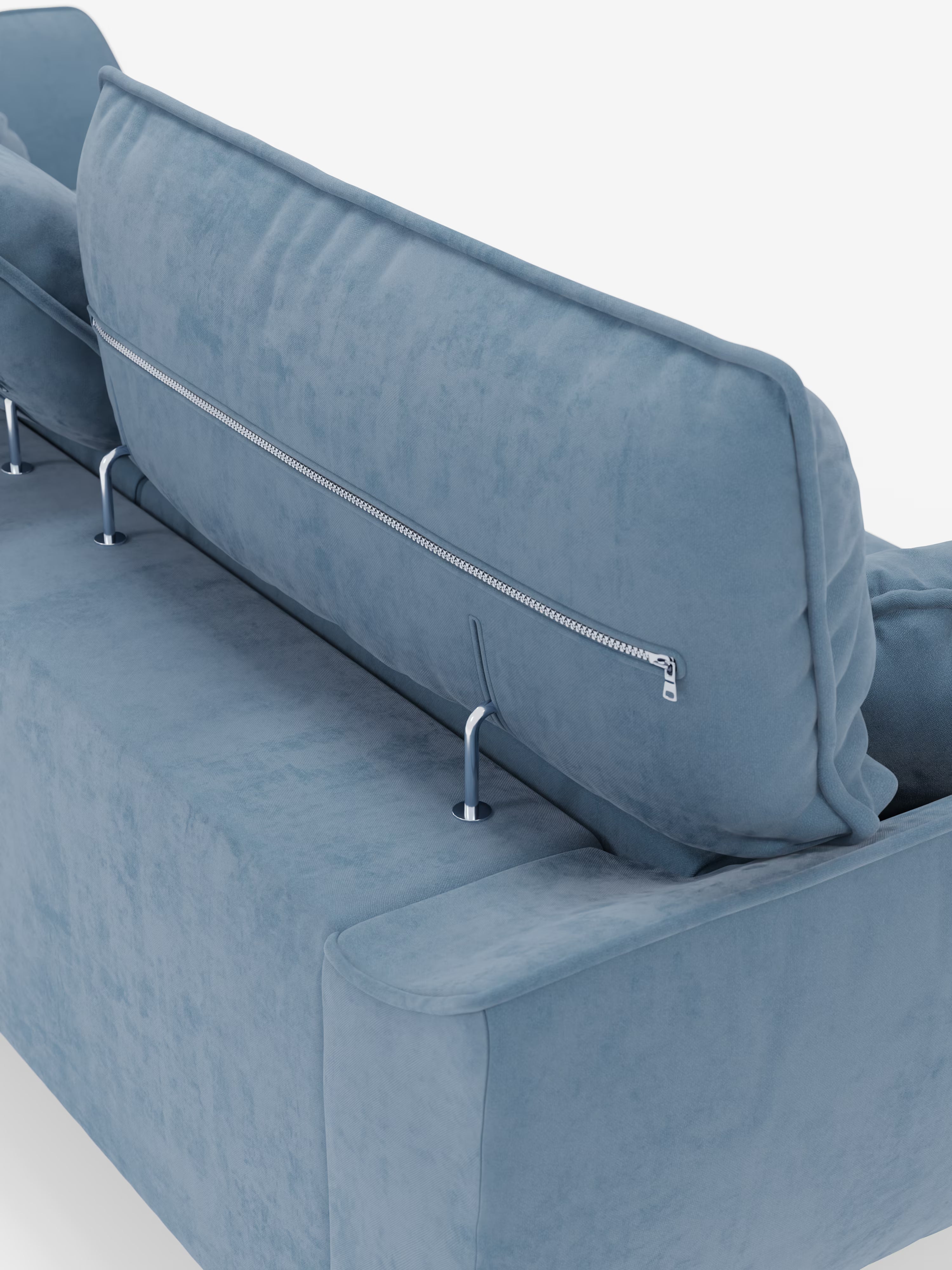 Un primo piano del divano Michelangelo 4 Posti di Divani.Store: un divano blu in stile contemporaneo pensato per i soggiorni moderni, caratterizzato da una cerniera argentata sul cuscino dello schienale e da due sottili aste metalliche di sostegno che collegano il cuscino alla base. Il rivestimento è realizzato in vellutino T30, un tessuto elegante, morbido e resistente alle macchie, con uno sfondo bianco pulito che ne esalta i dettagli raffinati.