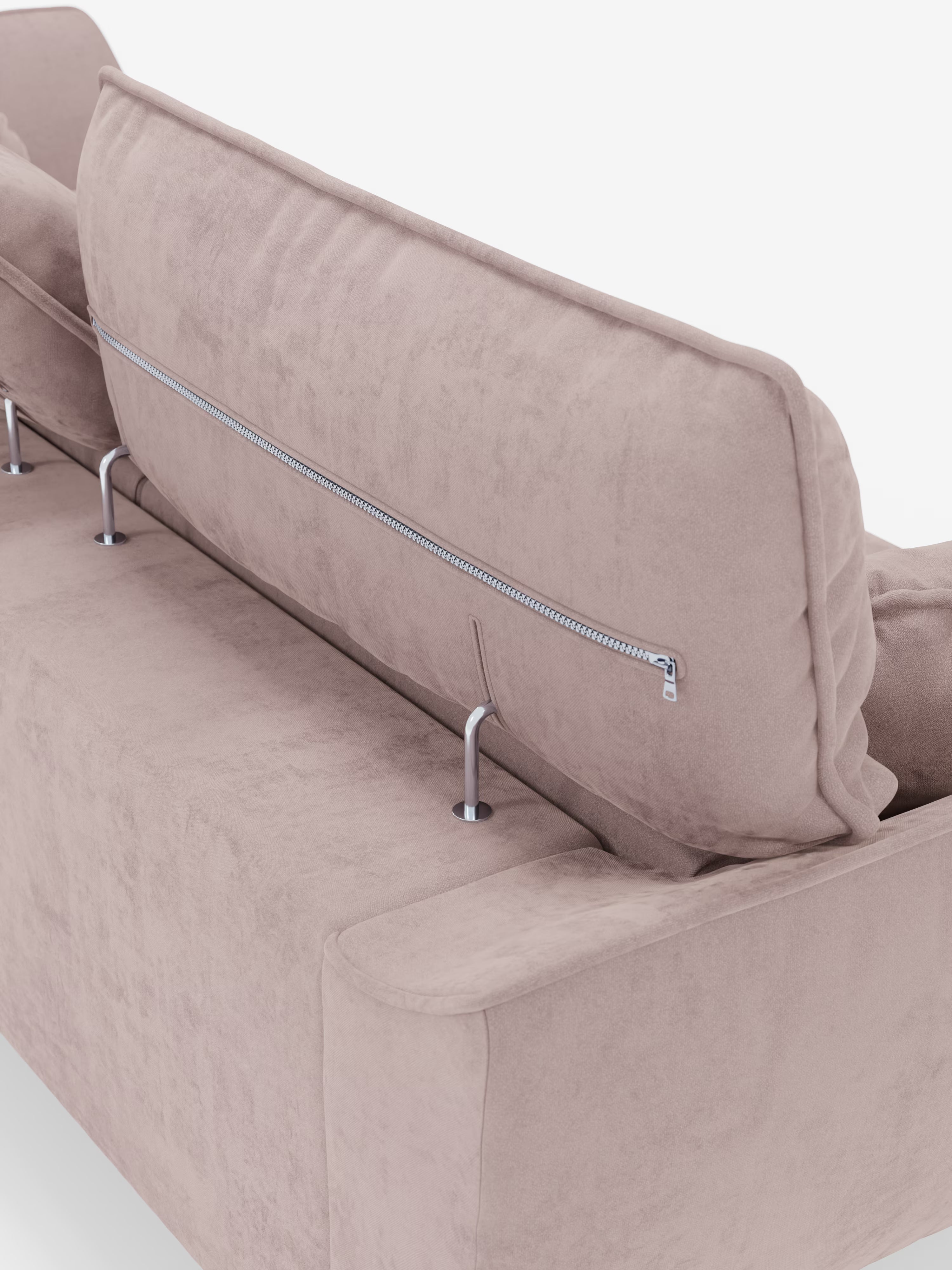 Un primo piano del divano Michelangelo 4 Posti di Divani.Store, rivestito in elegante velluto T30 resistente alle macchie color beige chiaro, mostra il cuscino dello schienale con una cerniera orizzontale a vista e due aste metalliche che lo sostengono, lasciando intravedere parte della struttura della chaise longue su uno sfondo bianco.