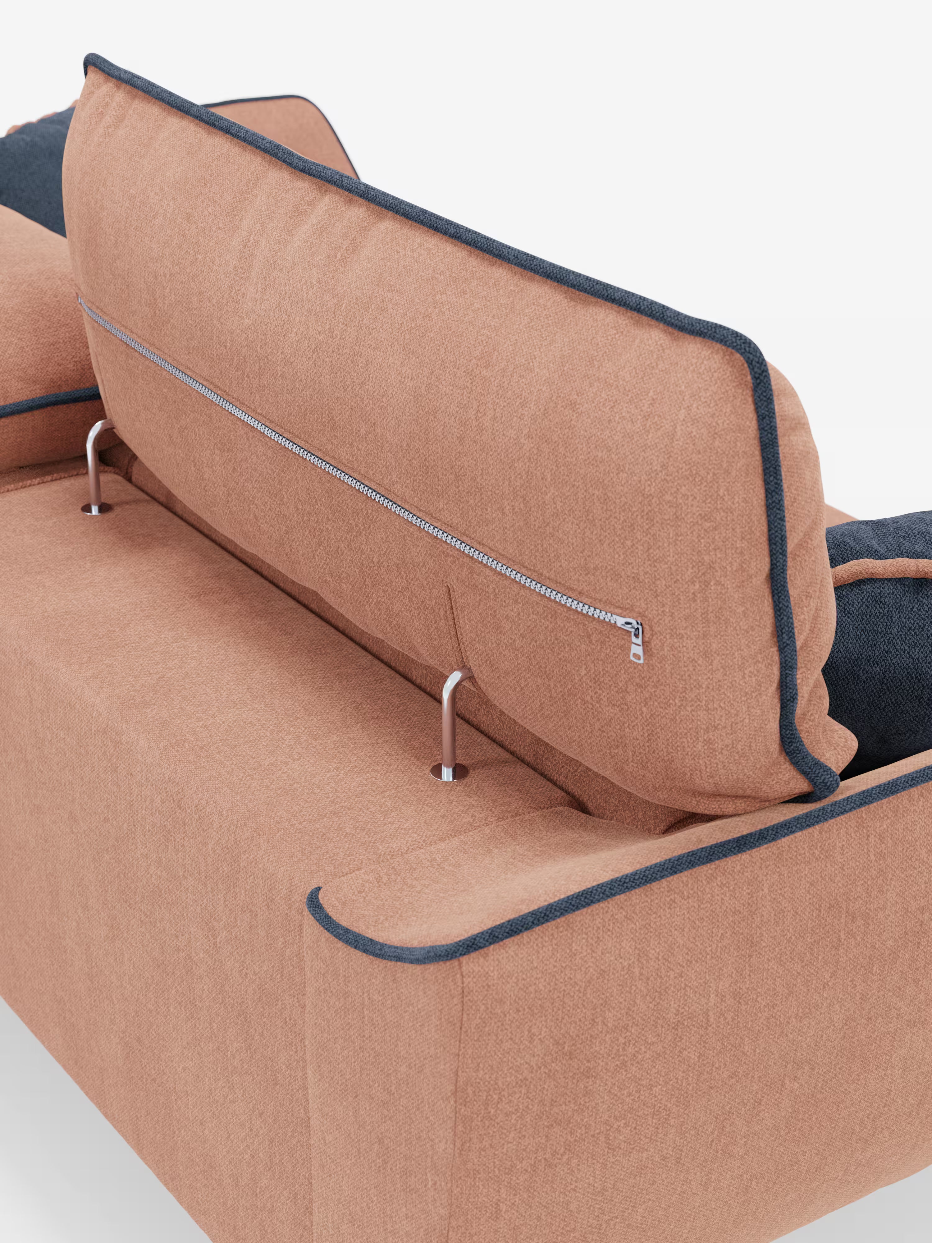 Un primo piano del divano Michelangelo a 2 e 3 posti con sedute allungabili e poggiatesta reclinabili di Divani.Store, qui presentato in tessuto bicolore marrone chiaro con bordi blu navy. Il cuscino dello schienale è parzialmente sollevato per mostrare una cerniera e due aste di sostegno in metallo. Questo divano moderno in tessuto smacchiabile T23 risalta sullo sfondo bianco.