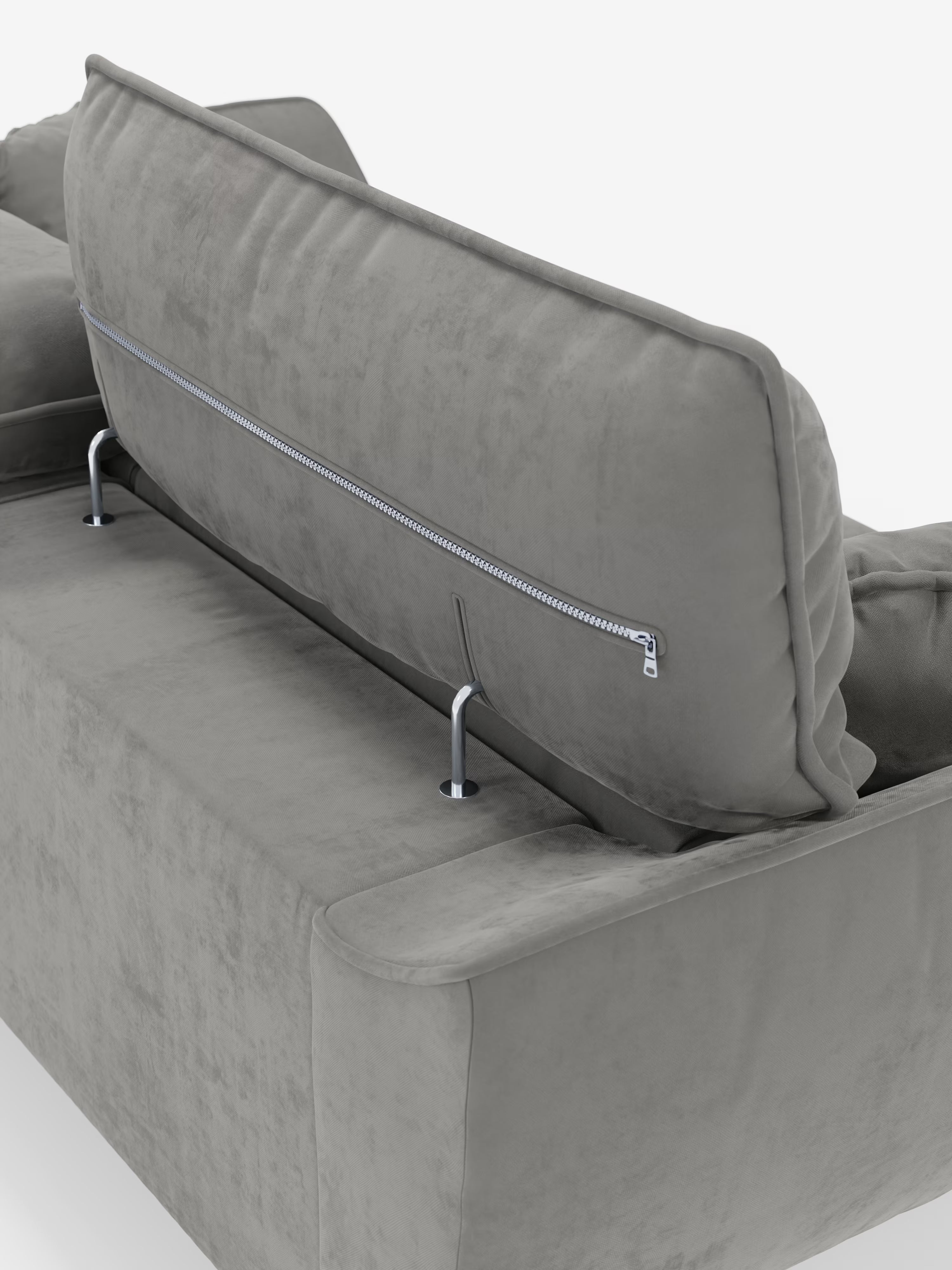 Un primo piano del divano Michelangelo a 2 e 3 posti di Divani.Store in velluto grigio chiaro, con il cuscino dello schienale parzialmente sollevato che rivela una cerniera e due aste di sostegno in metallo per la regolazione dell’inclinazione. Progettato con sedute allungabili e poggiatesta reclinabili in tessuto smacchiabile T30, questo divano moderno è perfetto per chi apprezza il comfort personalizzabile. Lo sfondo è bianco a tinta unita.