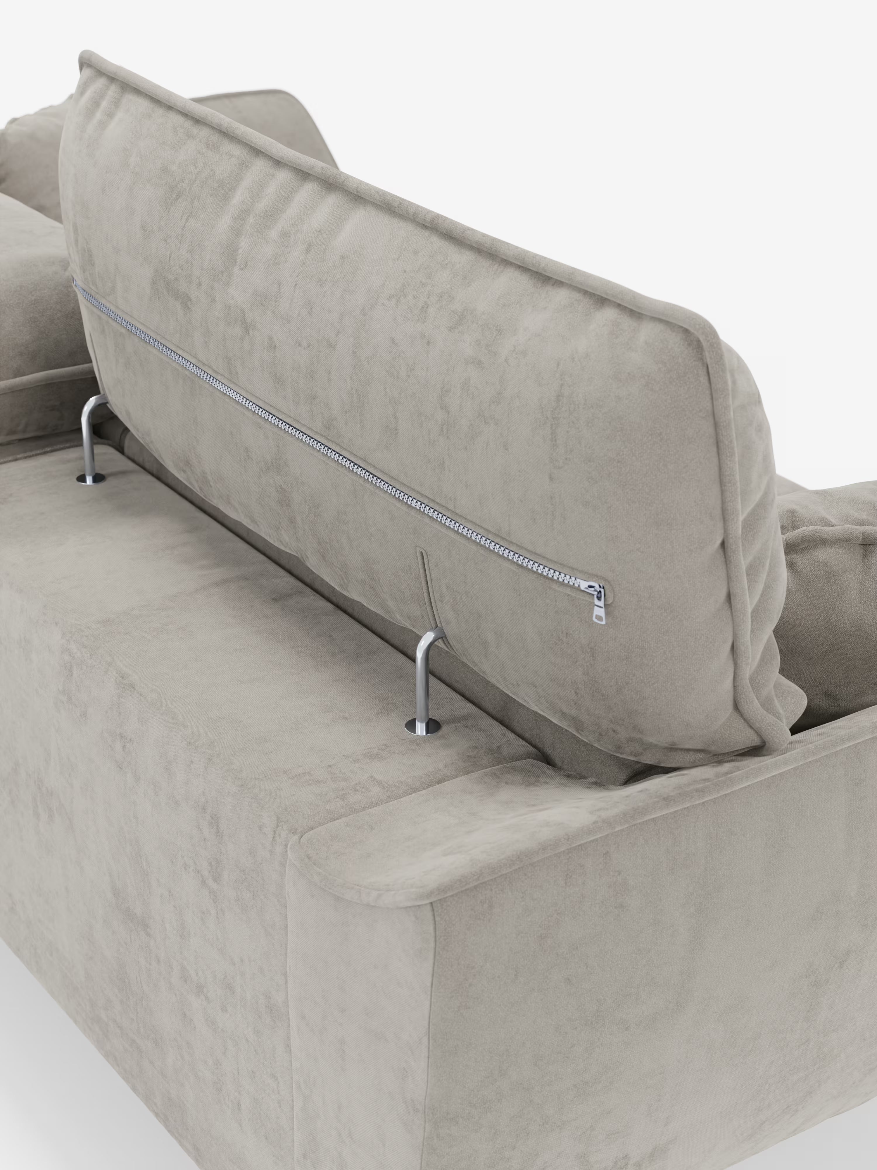 Divano Michelangelo a 2 e 3 posti, rivestito in beige chiaro, con sedute allungabili e poggiatesta reclinabili in tessuto smacchiabile T30 di Divani.Il divano è ripreso dal retro, con un ampio cuscino dello schienale dotato di una cerniera orizzontale a vista e due aste di sostegno in metallo inserite nello schienale per garantire stabilità, il tutto su uno sfondo bianco. Questo complemento d’arredo versatile si adatta a diverse esigenze di seduta, mantenendo al contempo un’eleganza contemporanea.