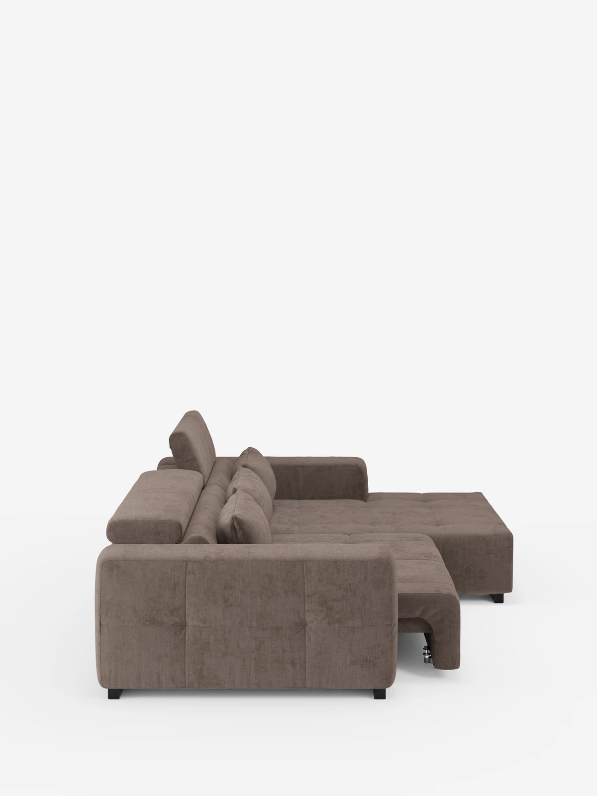 Viene mostrata una vista laterale del divano angolare Monarch con penisola e funzione Relax Elettrico per l’allungamento delle sedute di Divani.Store. Questo divano componibile contemporaneo di colore marrone presenta una chaise longue sulla destra, morbidi cuscini, braccioli dal design squadrato e uno schienale basso con poggiatesta regolabili. Rivestito in morbido tessuto T31 resistente alle macchie, è raffigurato su uno sfondo bianco a tinta unita.