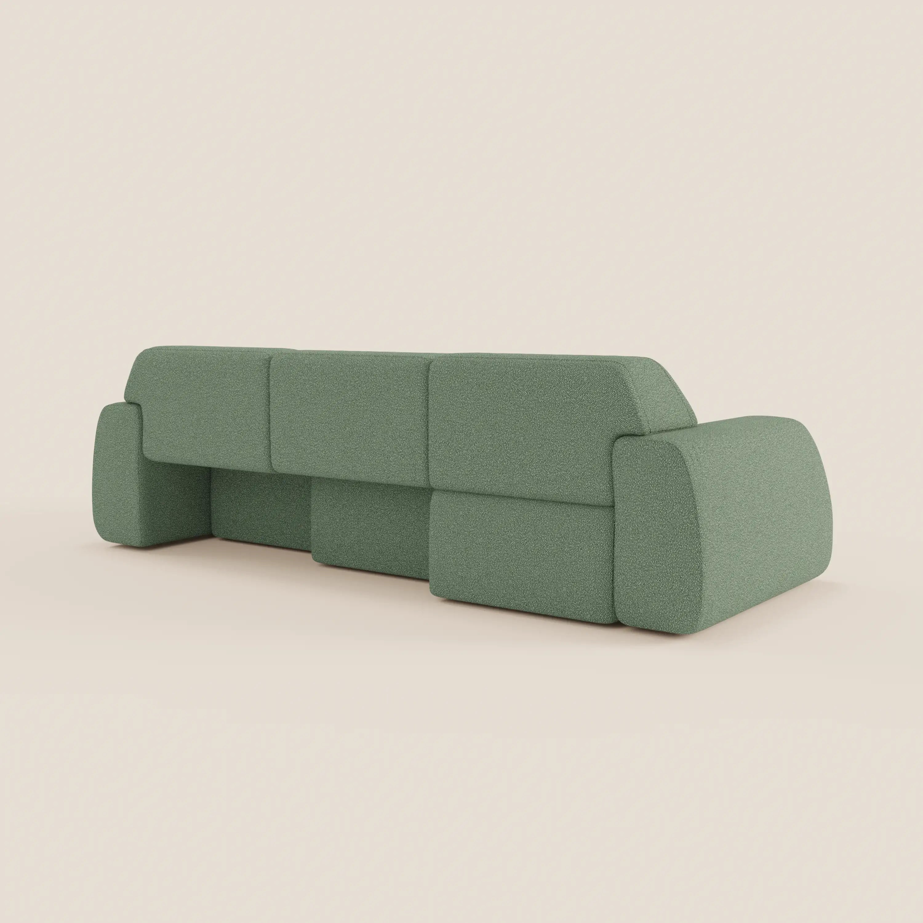 Il divano Orbit di Divani.Store è un divano moderno e minimalista a 4 posti con design a blocchi, tessuto effetto cotone lavabile verde chiaro, tre sedute indipendenti scorrevoli e allungabili e braccioli bassi e larghi. Mostrato da dietro e di lato.