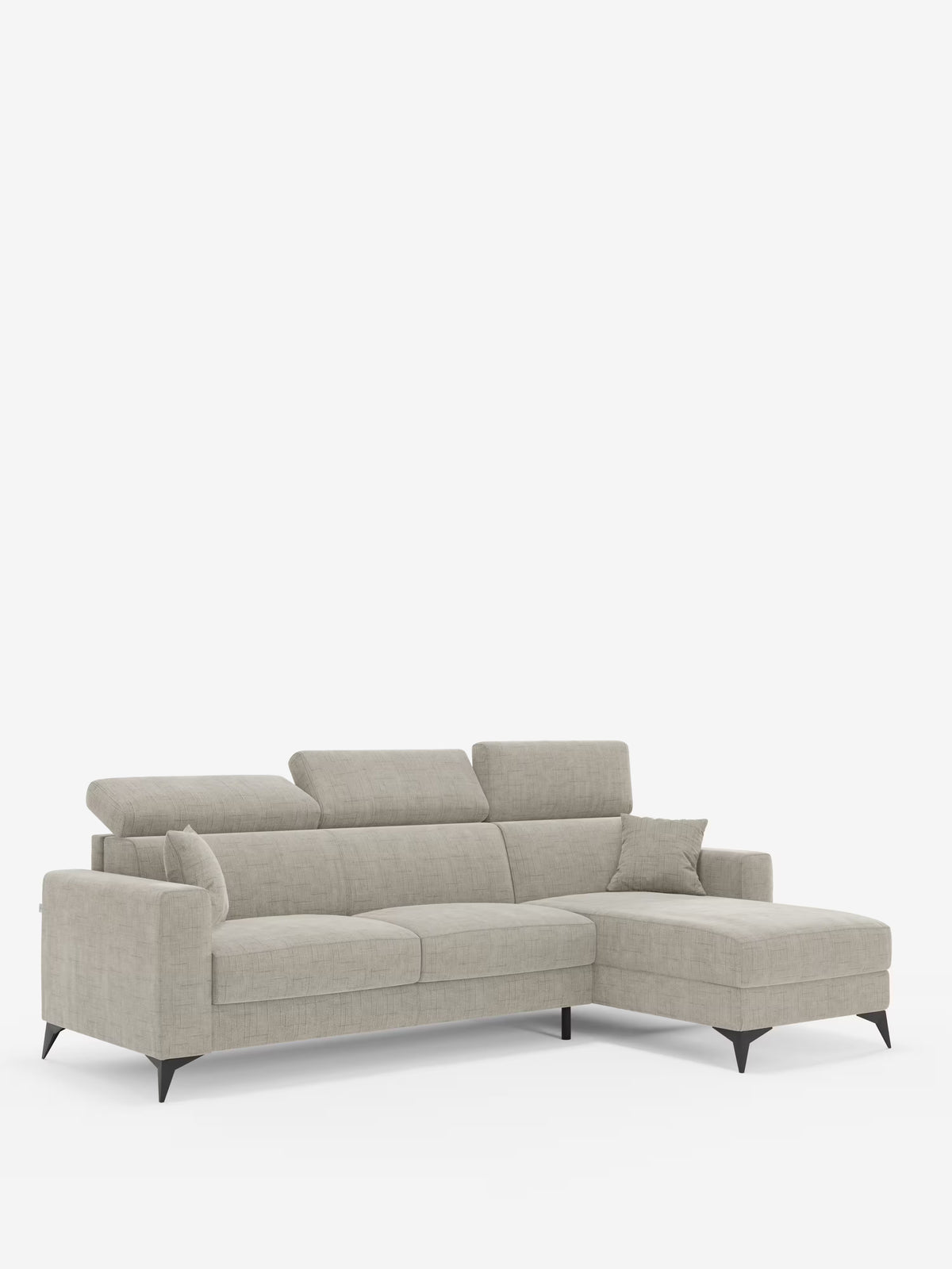 Il divano letto angolare Pegaso di Divani.Store presenta un design moderno in grigio chiaro, realizzato in tessuto jacquard T22 antimacchia, con poggiatesta regolabili, tre cuscini di seduta, una chaise longue sul lato destro con vano contenitore, braccioli sottili, gambe angolari nere e un cuscino coordinato, il tutto presentato su uno sfondo bianco a tinta unita.
