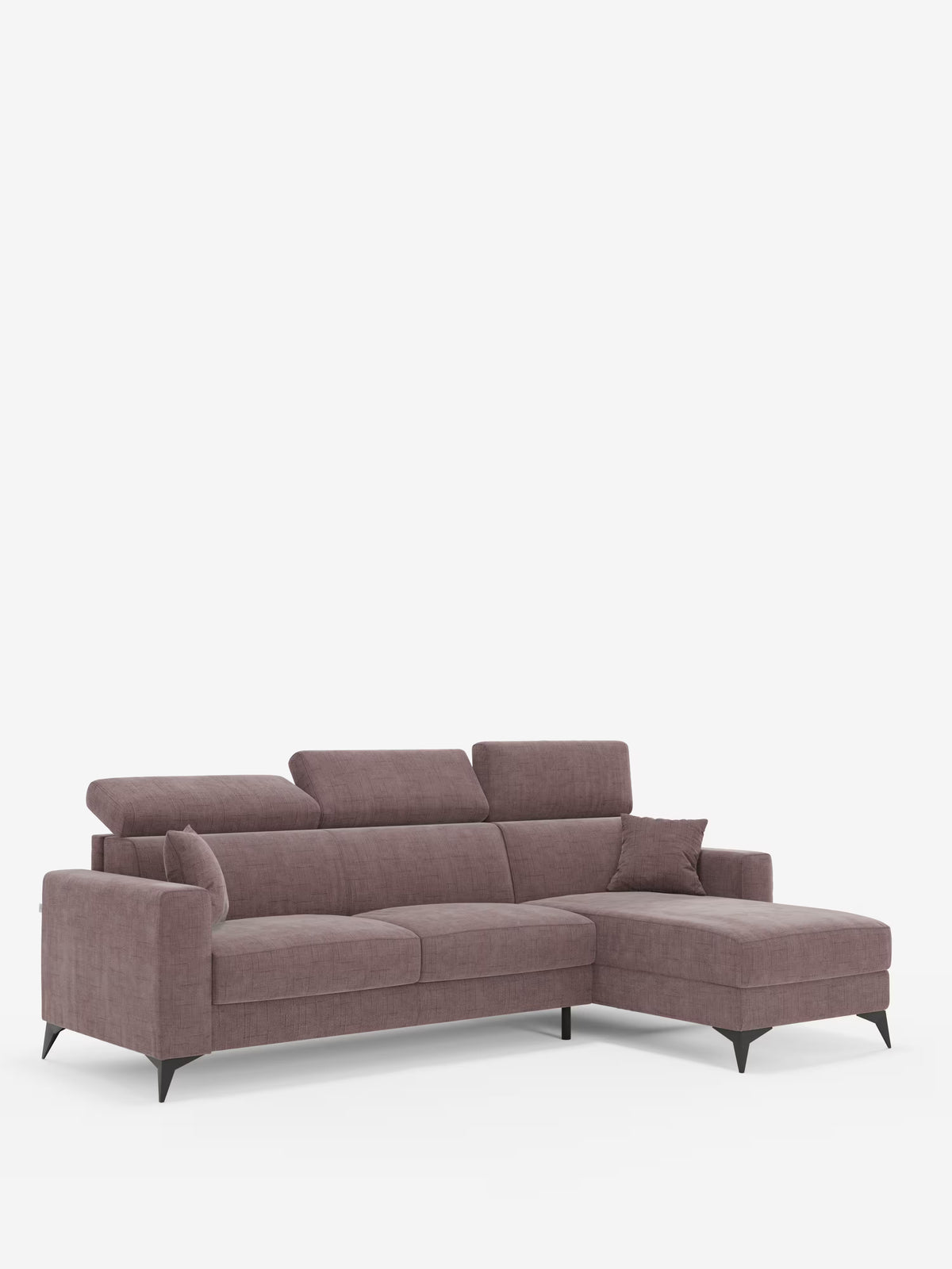 Il divano letto angolare Pegaso di Divani.Il modello Store è un moderno divano letto a L rivestito in tessuto jacquard antimacchia T22 in una tenue tonalità malva, dotato di poggiatesta regolabili, sottili gambe angolate nere e un cuscino coordinato sulla chaise longue destra con vano contenitore integrato, presentato su uno sfondo bianco.