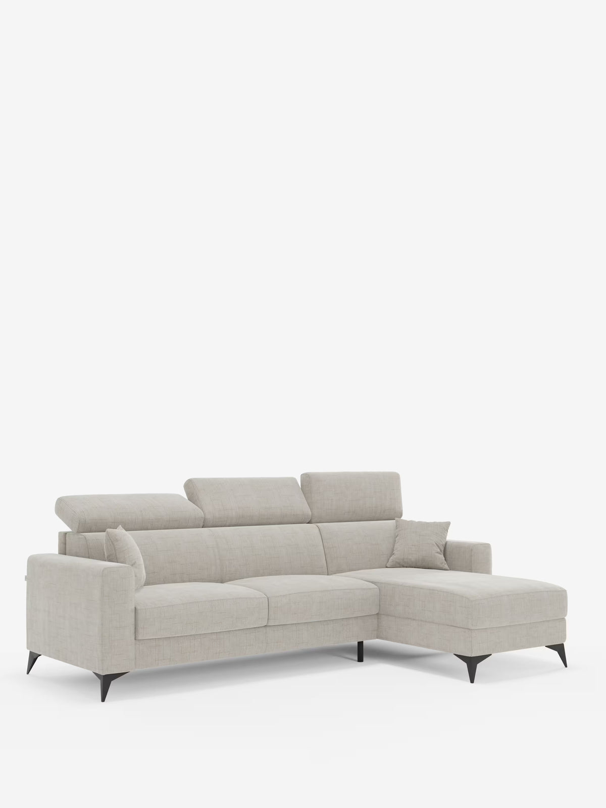Il divano letto angolare Pegaso di Divani.Store è rivestito in tessuto jacquard T22 antimacchia e presenta poggiatesta regolabili, eleganti gambe angolari nere e linee pulite e moderne. Questo divano componibile contemporaneo comprende una chaise longue sul lato destro (penisola contenitore) con vano portaoggetti nascosto per una maggiore praticità, oltre a due cuscini decorativi abbinati. Il prodotto è raffigurato su uno sfondo bianco a tinta unita.