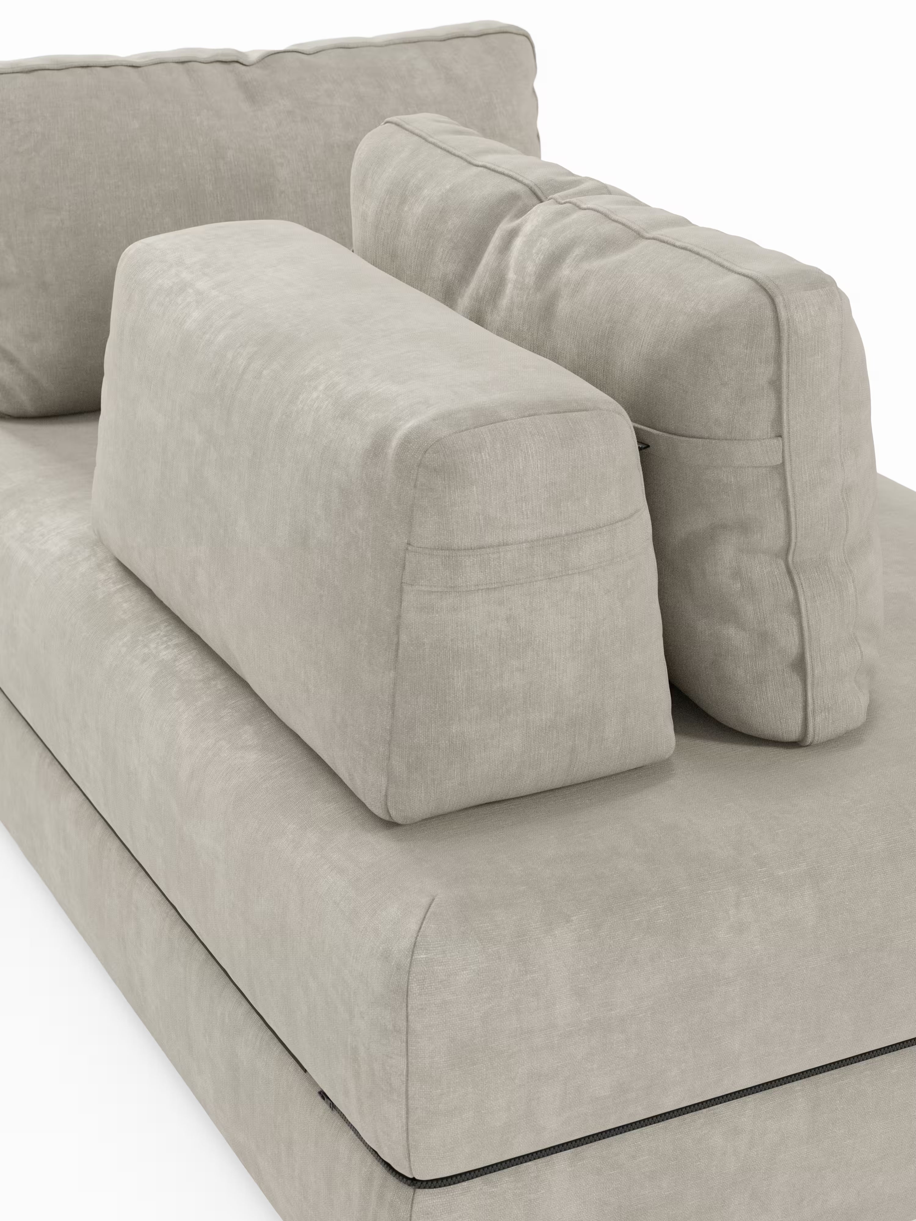 Un primo piano del divano letto matrimoniale Rift a 2 e 3 posti con schienali mobili di Divani.Store mette in risalto due cuscini rettangolari dello schienale posizionati in verticale sulla seduta, abbinati a un cuscino poggiatesta posto davanti a un cuscino dello schienale più spesso. Il rivestimento beige chiaro è morbido e soffice, evocando il comfort del suo materasso in memory foam alto 22 cm nella versione T31. Il divano è elegantemente messo in risalto su uno sfondo bianco.