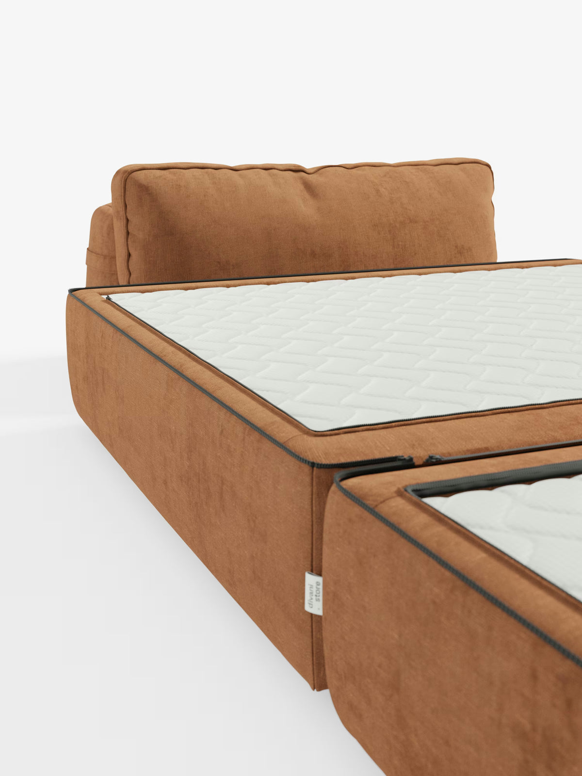 Ecco una versione riscritta utilizzando i dati del tuo prodotto: un primo piano della poltrona letto Rift di Divani.Store, caratterizzata da un rivestimento in tessuto T31 marrone antimacchia e da un materasso in memory foam alto 24 cm. L'immagine mette in risalto l'angolo e il pannello laterale con un dettaglio a cerniera a vista e uno schienale regolabile in tinta, esaltando sia la funzionalità che lo stile moderno su uno sfondo bianco a tinta unita.