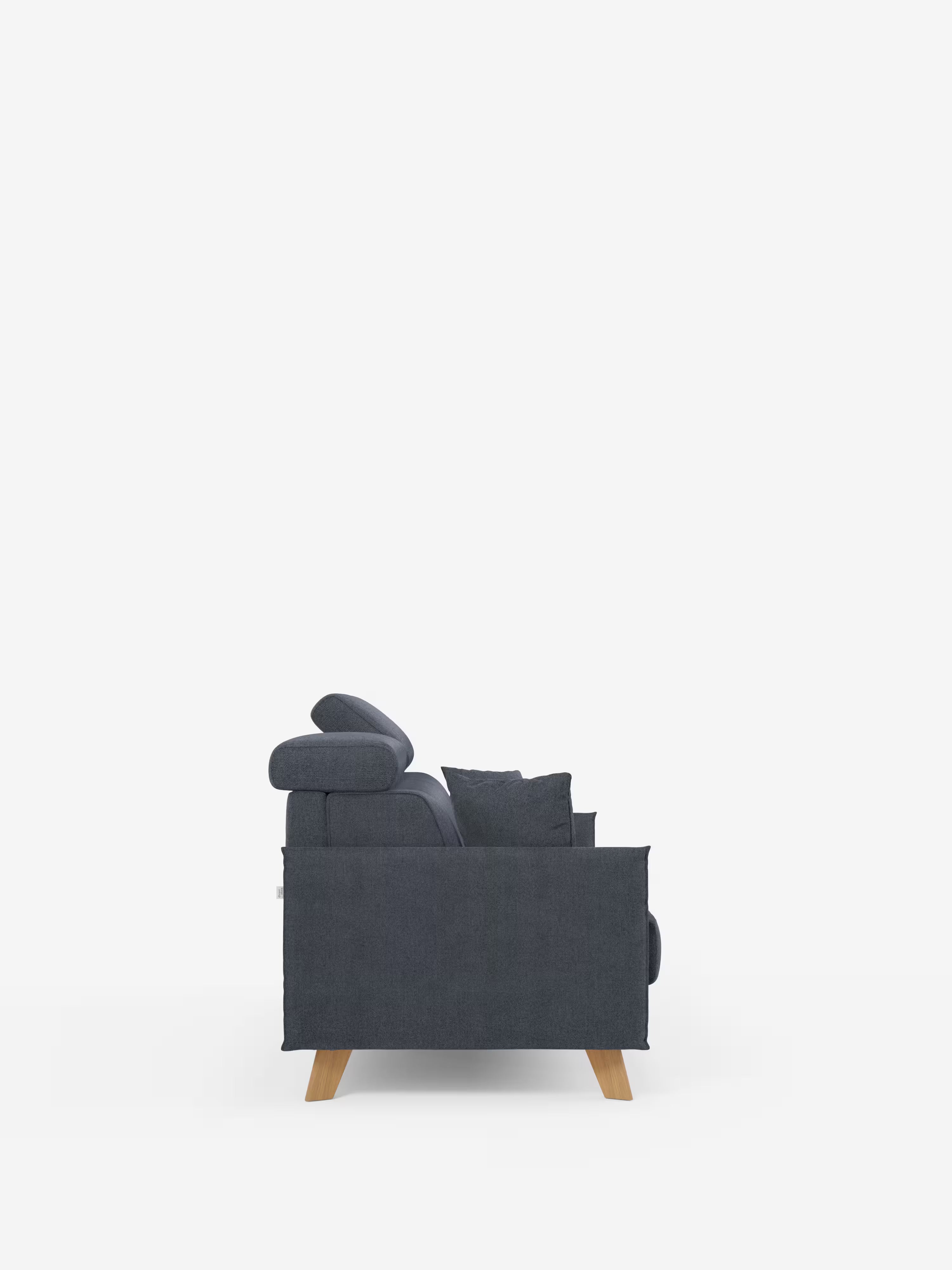 Vista laterale del divano letto matrimoniale Sole dal design compatto di Divani.Store, rivestito in tessuto T23 grigio scuro antimacchia con gambe in legno. Caratterizzato da un poggiatesta reclinabile e da un unico cuscino decorativo abbinato, questo divano con rivestimento sfoderabile al 100% risalta su uno sfondo bianco a tinta unita, mettendo in risalto il suo design elegante e contemporaneo di ispirazione scandinava.