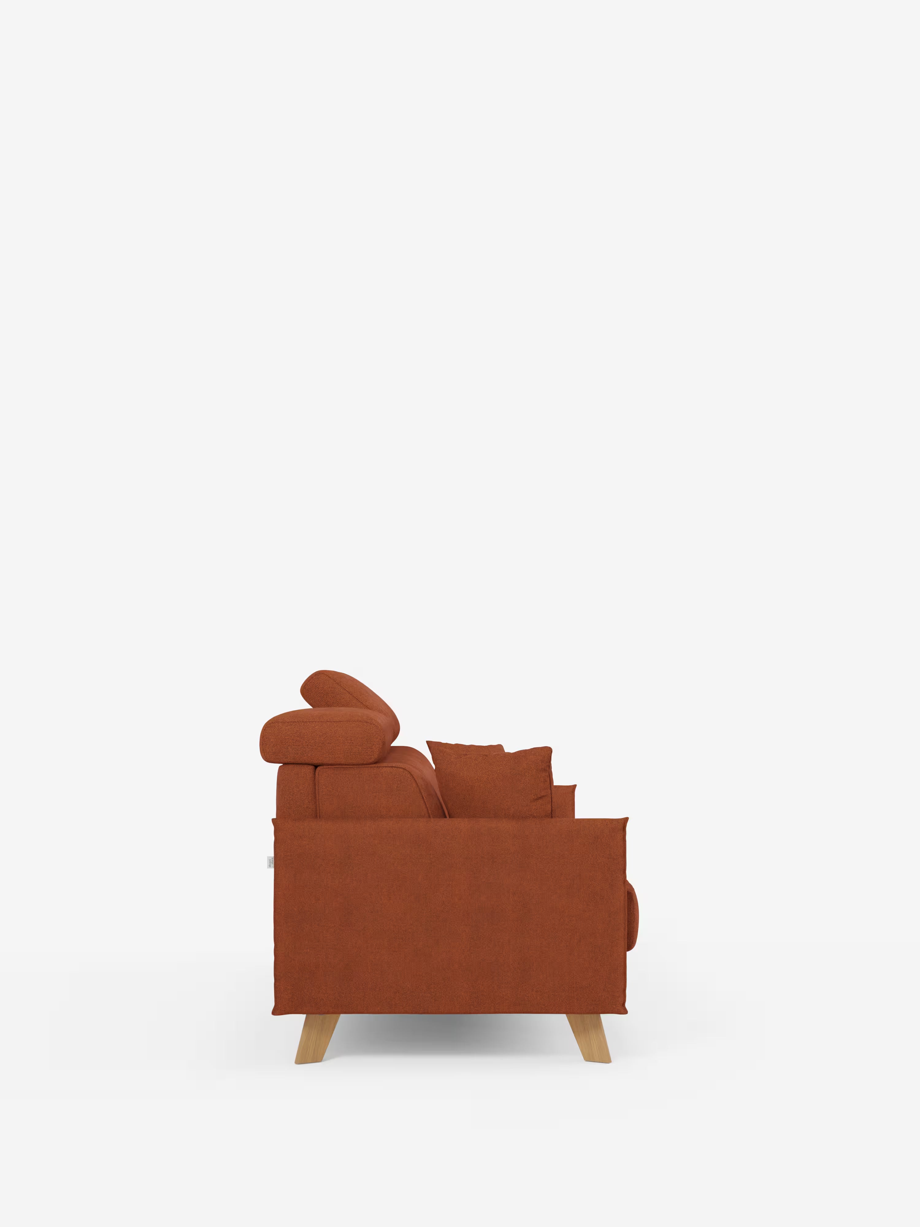 Vista laterale del divano letto matrimoniale Sole di Divani.Store, un divano dal design compatto realizzato in tessuto T23 color ruggine e resistente alle macchie, con morbidi cuscini e gambe angolate in legno. Caratterizzato da una silhouette squadrata e da poggiatesta reclinabili, incarna lo stile scandinavo e offre un fascino accogliente e contemporaneo. Il rivestimento è sfoderabile al 100% per una facile manutenzione. Presentato su uno sfondo bianco a tinta unita.