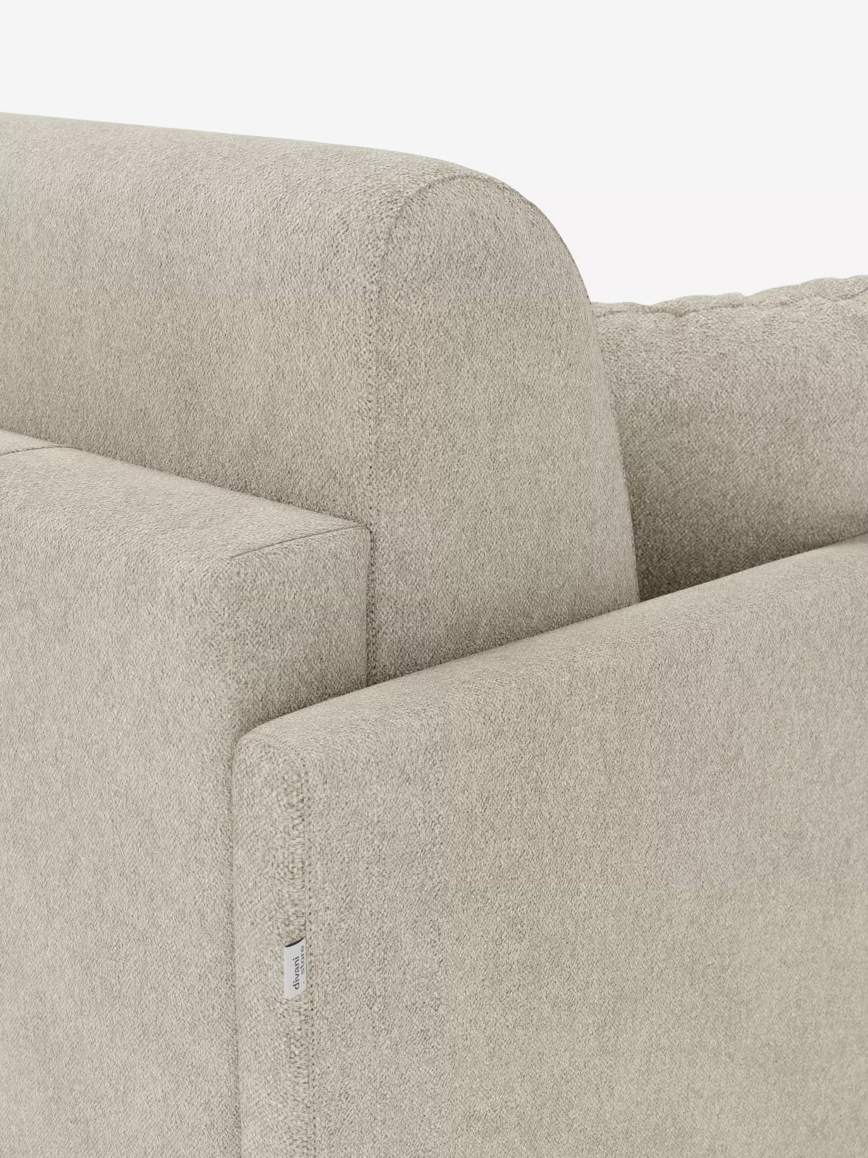 Un primo piano del divano letto Tommy Divano a 2 e 3 posti matrimoniale di Divani.Store mette in risalto il suo tessuto T33 color beige chiaro, simile al cotone e resistente alle macchie. L'immagine mette in risalto le linee pulite e il design contemporaneo di questo divano letto con rivestimento sfoderabile al 100%, concentrandosi sullo schienale, sul bracciolo – che presenta una piccola etichetta in tessuto con il marchio – e su una parte della seduta, sottolineando l'eccezionale attenzione ai dettagli.