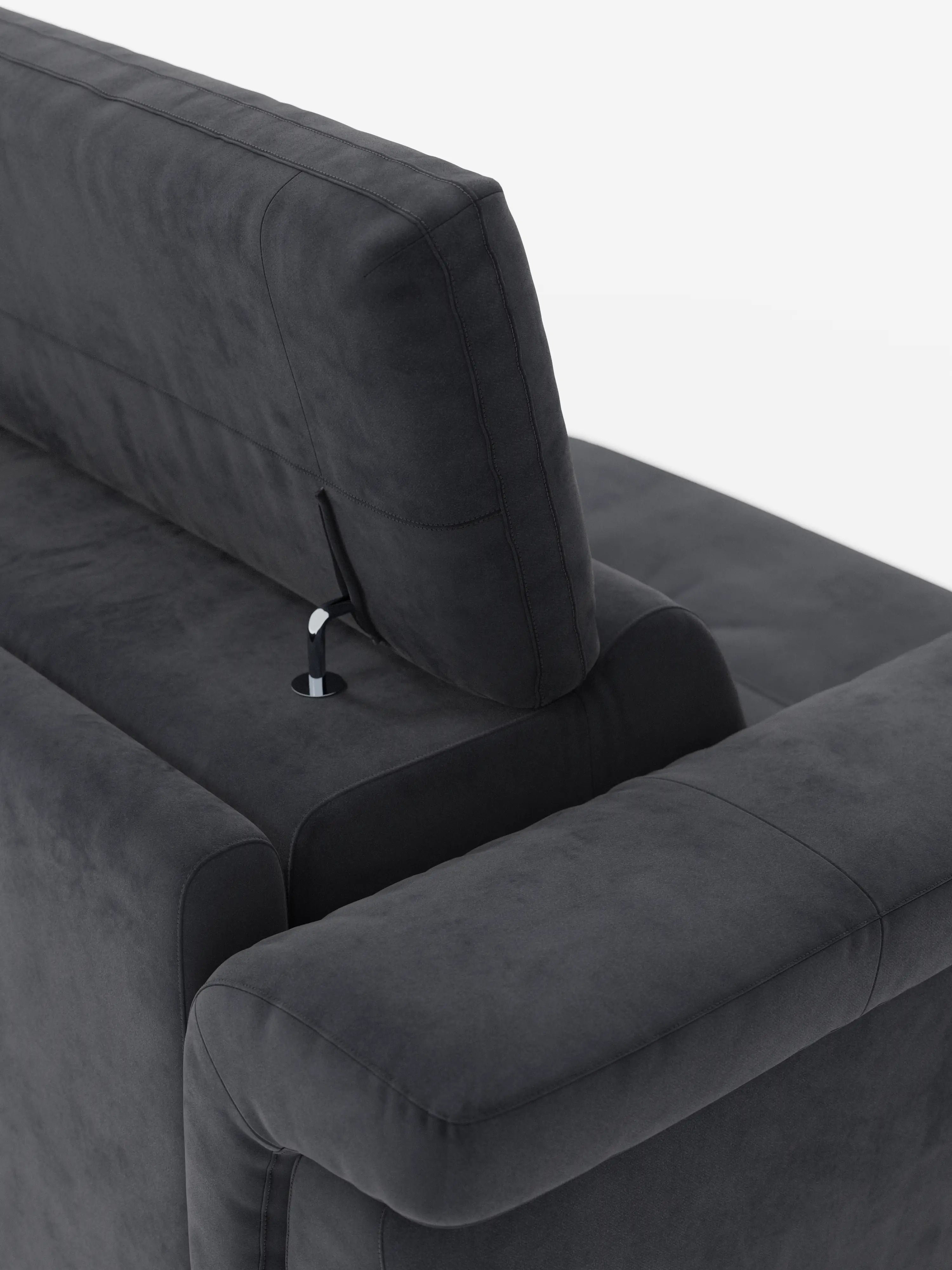 Primo piano del divano letto di design Capri di Divani.Store, caratterizzato da gambe alte e da un poggiatesta reclinabile collegato tramite un'asta metallica a vista. Il divano è rivestito in un raffinato tessuto T30 effetto velluto, resistente alle macchie, che esalta la squisita manifattura italiana, in contrasto con uno sfondo bianco a tinta unita.