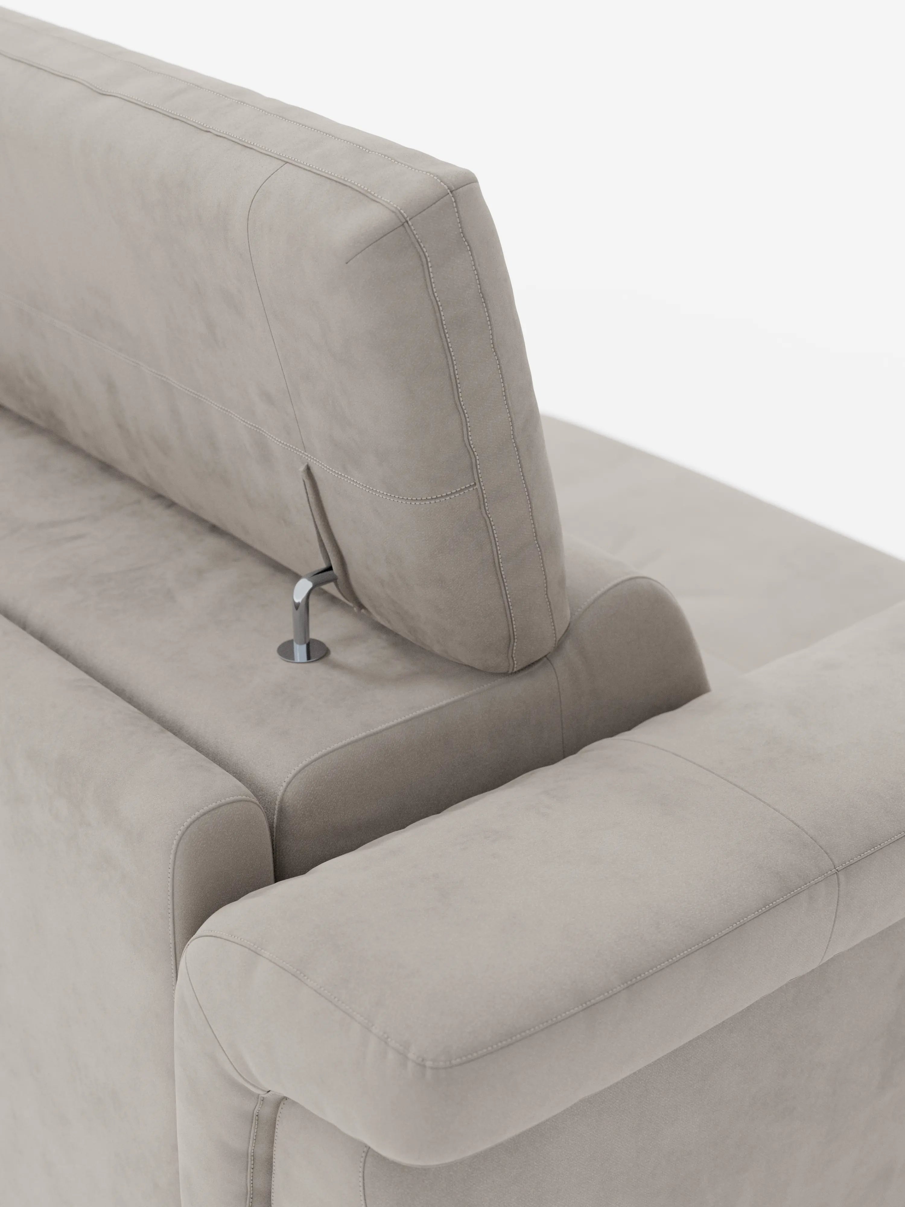 Un primo piano del divano letto di design Capri di Divani.Store, rivestito con l’elegante tessuto effetto velluto smacchiabile T30, resistente alle macchie, in una tonalità di grigio chiaro. L’immagine mette in risalto il poggiatesta regolabile sostenuto da un’elegante asta metallica e valorizza le linee pulite e morbide del divano e le gambe alte, il tutto su uno sfondo bianco a tinta unita, a testimonianza della raffinata maestria della manifattura italiana.