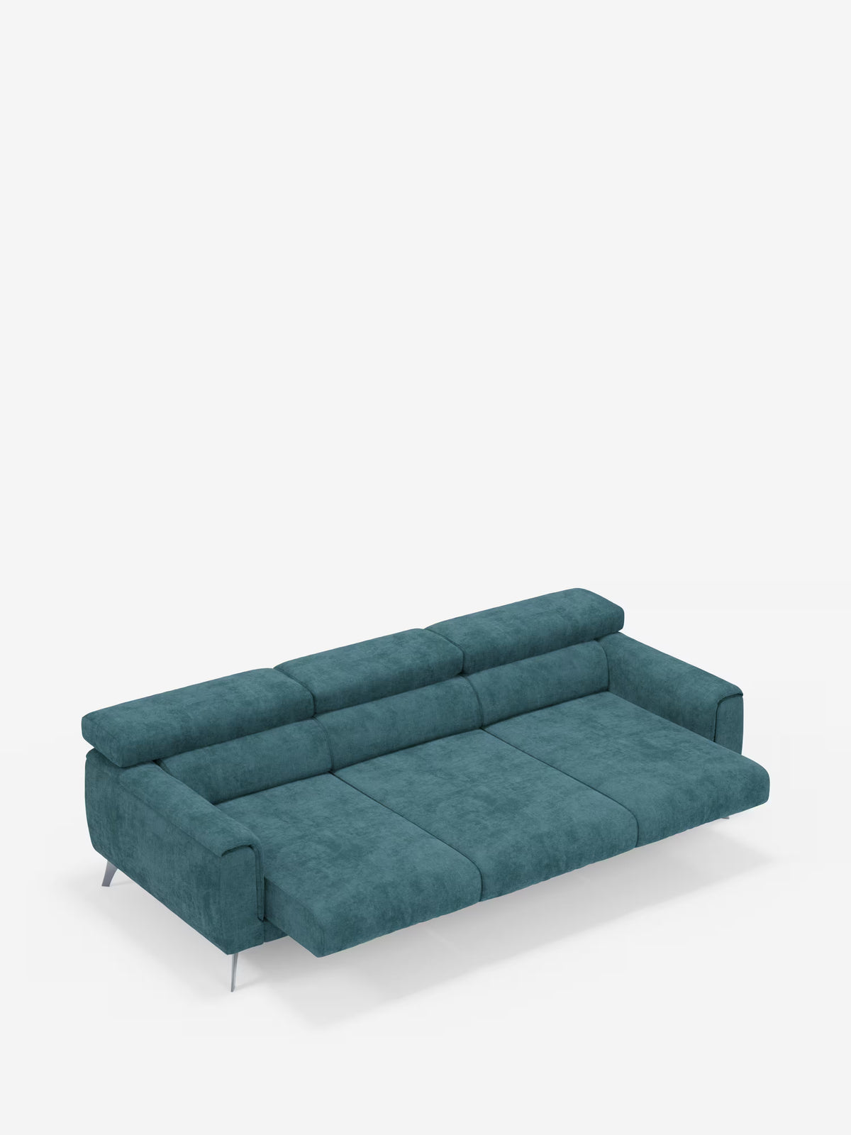 Un divano Caravaggio contemporaneo color verde acqua a 4 posti con tre sedute scorrevoli di Divani.Store, caratterizzato da ampi braccioli e poggiatesta reclinabili regolabili, è raffigurato nella versione completamente estesa come letto. Questo divano moderno vanta un design minimalista con sottili gambe in metallo e morbido tessuto da rivestimento T31 antimacchia. Lo sfondo è bianco a tinta unita.