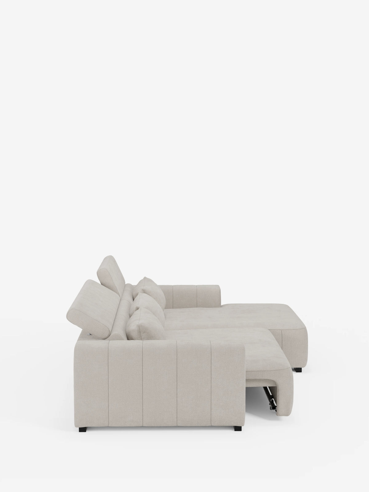 Vista laterale del Doric, un moderno divano angolare con chaise longue (divano con penisola) di Divani.Store, rivestito in morbido tessuto T23 resistente alle macchie. Questo divano componibile è dotato di morbidi cuscini e sedute allungabili con funzione relax elettrica, oltre a poggiatesta regolabili per un comfort ancora maggiore. Le linee pulite e dritte creano una silhouette elegante su uno sfondo bianco a tinta unita, rendendo questo divano elegante il punto focale dell’ambiente.