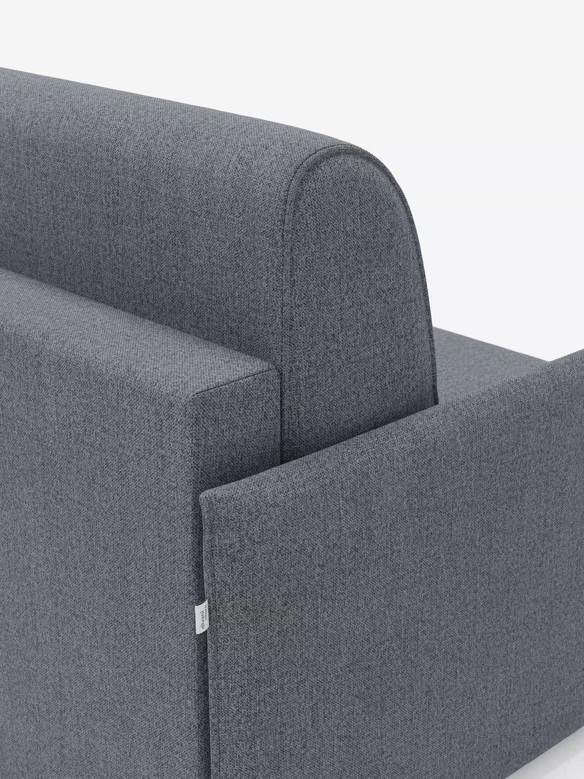 Primo piano della parte posteriore e laterale della poltrona letto compatta Evans con materasso di Divani.Store, rivestita in tessuto T23 dalla trama fine e facile da pulire. Il design presenta linee pulite e semplici, con una piccola etichetta bianca sulla cucitura laterale. Lo sfondo è bianco a tinta unita.