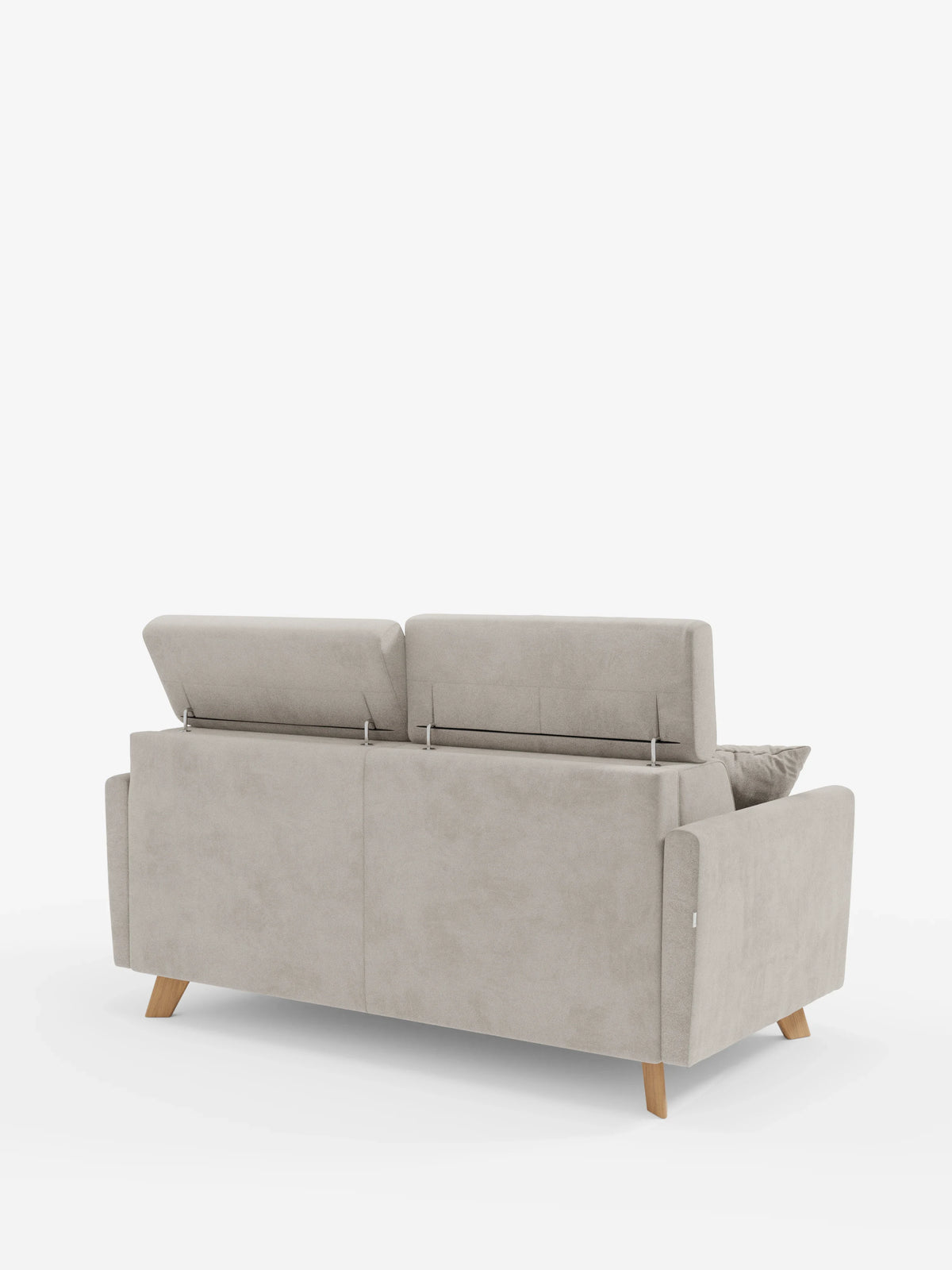 Un divano letto Francy color beige chiaro con poggiatesta regolabili di Divani.Store, rivestito in elegante tessuto T30 resistente alle macchie e dotato di gambe in legno, è raffigurato visto da dietro. I poggiatesta regolabili sono sollevati per mostrare le cerniere metalliche di sostegno. Un cuscino coordinato è appoggiato sul lato destro del divano, su uno sfondo bianco a tinta unita.