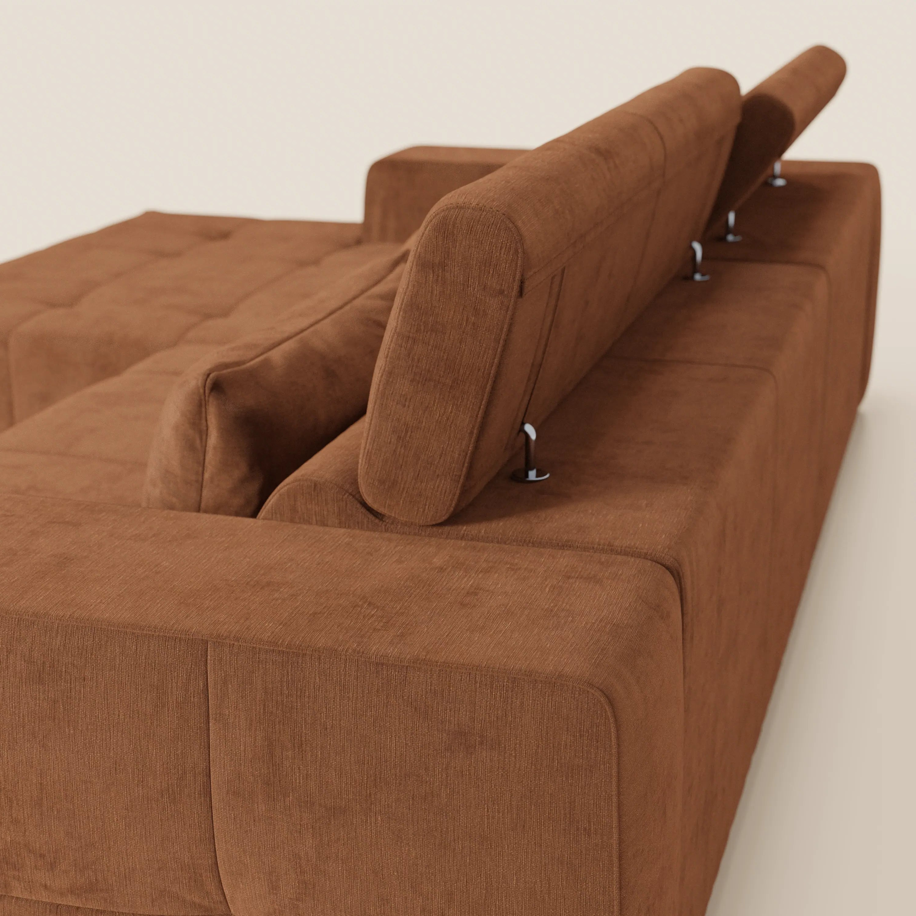 Primo piano del Monarch Divano angolare 299 cm sinistro di Divani.Store, in morbido tessuto antimacchia T31 Ruggine, caratterizzato da allungamento elettrico della seduta, poggiatesta reclinabili e linee moderne.