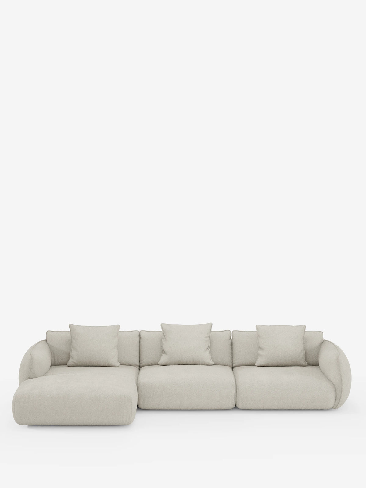 Il divano angolare con penisola componibile Nimbus di Divani.Store è un divano componibile moderno, di colore beige chiaro, con tre posti e una chaise longue sul lato sinistro. Rivestito in morbido tessuto effetto cotone antimacchia (T33), presenta braccioli arrotondati ed è corredato da quattro cuscini quadrati coordinati, che risaltano magnificamente sullo sfondo bianco a tinta unita.