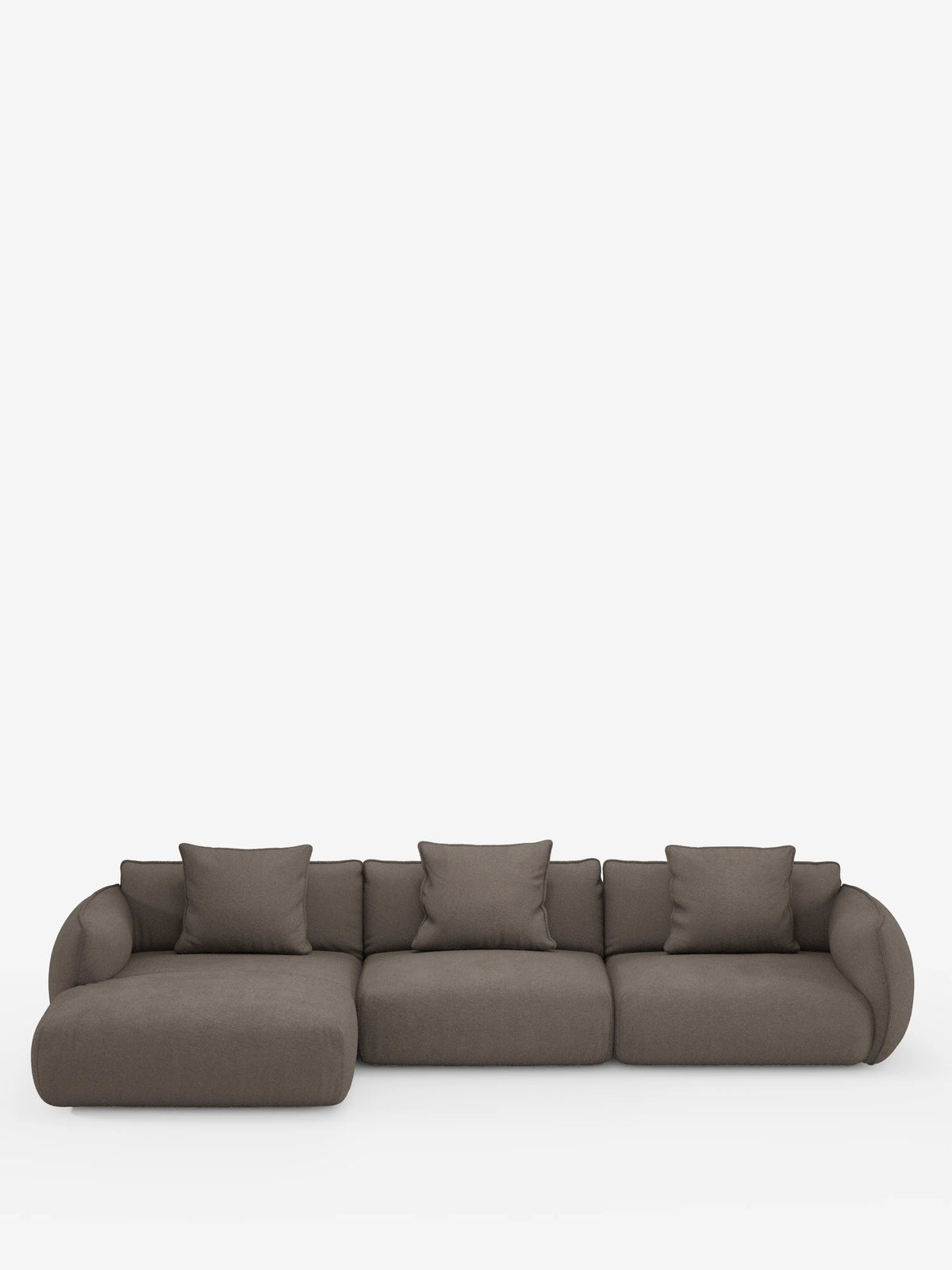 Un moderno divano angolare a tre elementi della linea Nimbus con penisola componibile di Divani.Store, rivestito in tessuto T33 effetto cotone marrone scuro e resistente alle macchie, caratterizzato da braccioli arrotondati, schienali bassi e sei cuscini quadrati coordinati. Il design minimalista e raffinato risalta su uno sfondo bianco a tinta unita.
