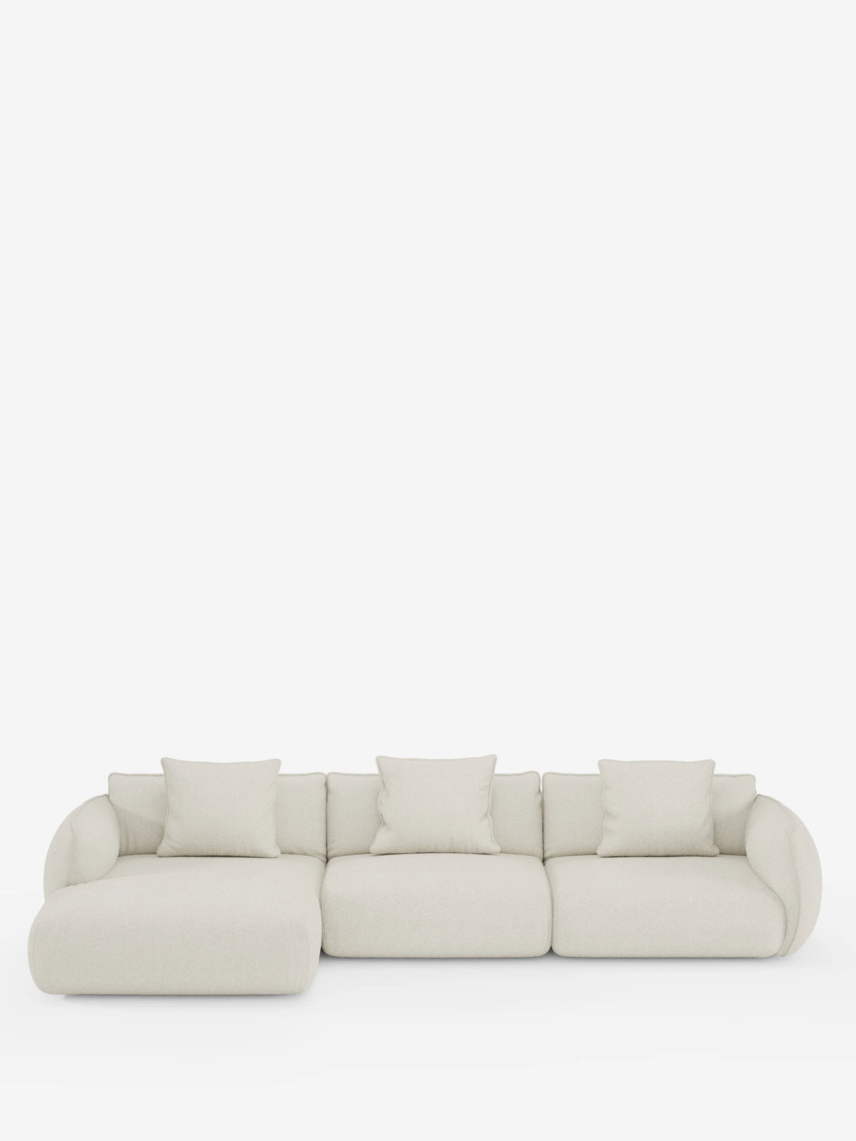Un divano angolare contemporaneo Nimbus con penisola componibile di Divani.Store, rivestito in tessuto T33 effetto cotone bianco sporco e resistente alle macchie, caratterizzato da tre sezioni modulari di seduta, braccioli bassi e arrotondati, morbidi cuscini e quattro cuscini decorativi quadrati — il tutto presentato su uno sfondo bianco a tinta unita.