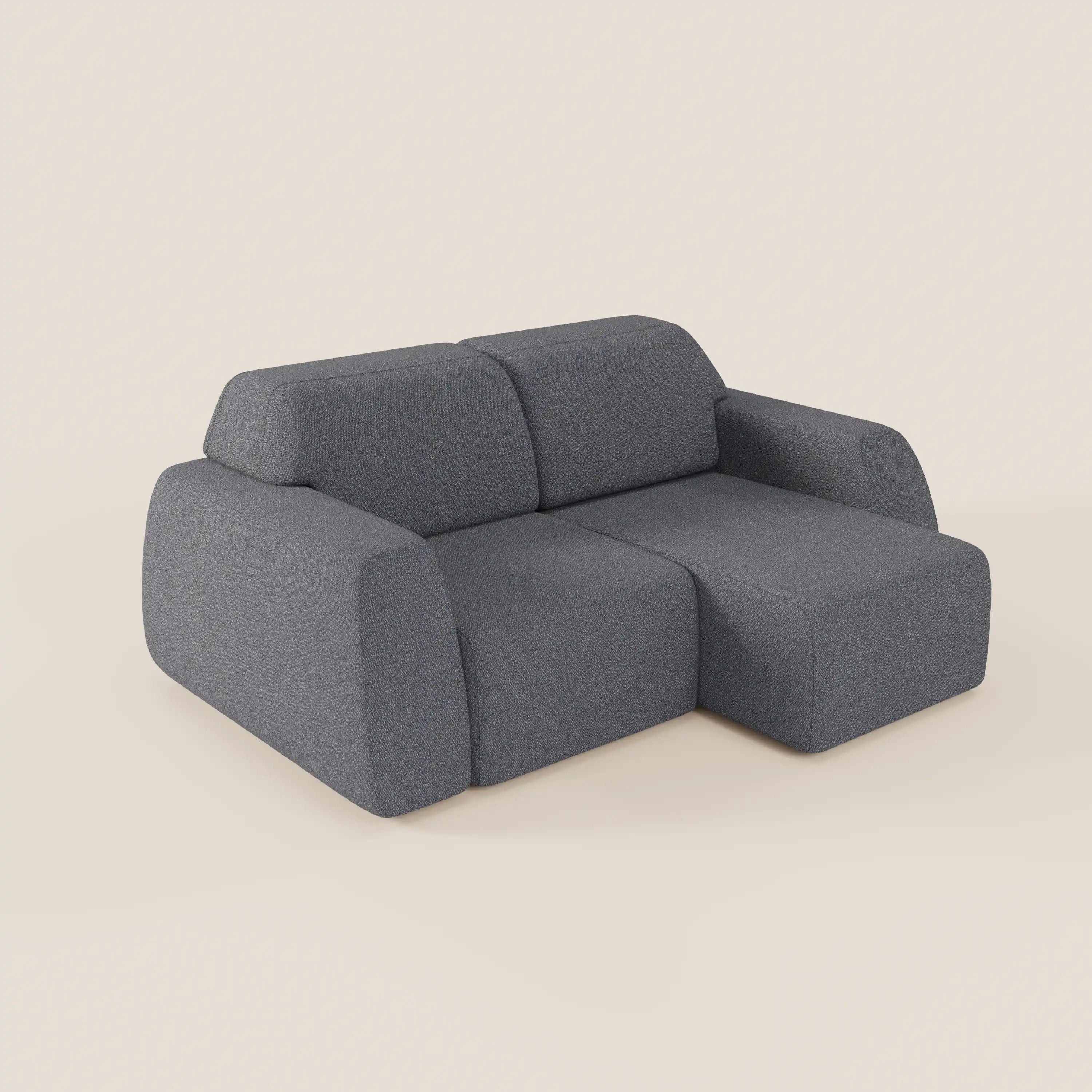 Il divano Orbit 2 e 3 posti di Divani.Store è un moderno divano grigio con ampi braccioli, chaise longue destra, sedute scorrevoli e cuscini dall'aspetto squadrato. Completamente sfoderabile, è rivestito in tessuto T33 antimacchia effetto cotone, su sfondo bianco sporco.