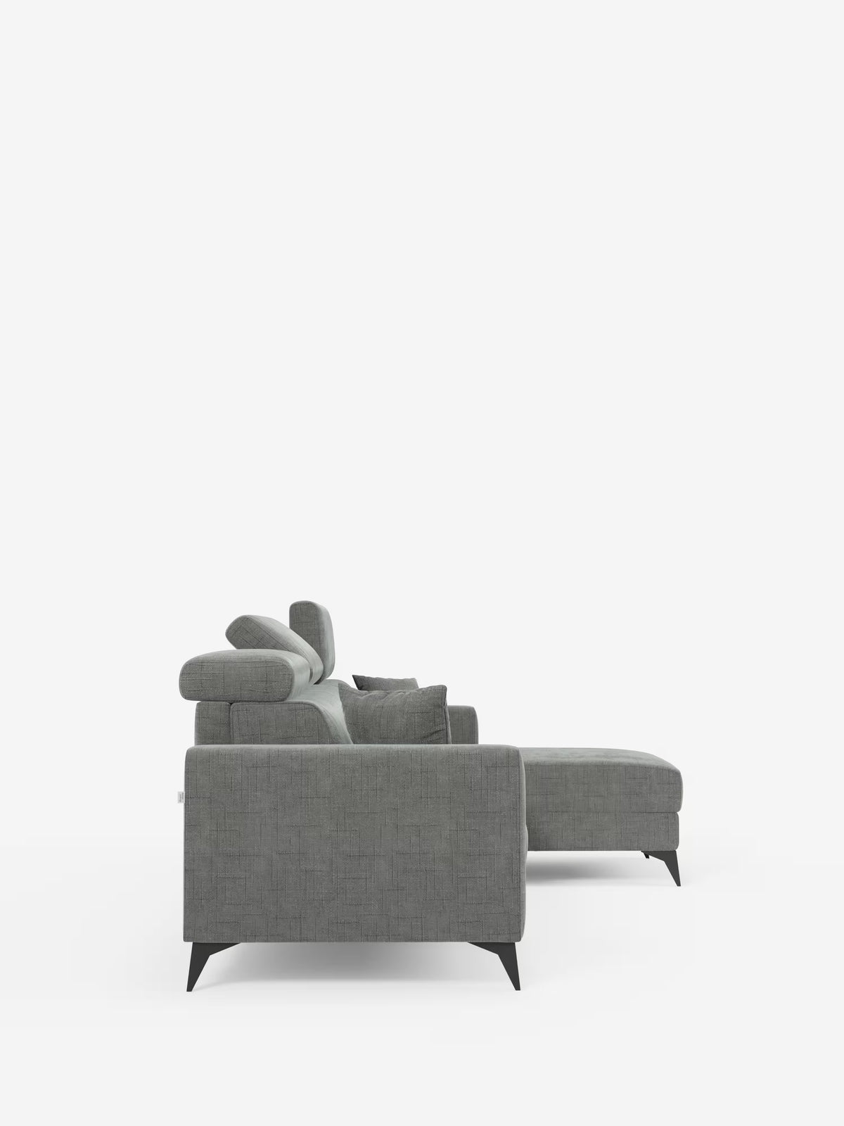Vista laterale del divano letto angolare Pegaso con poggiatesta reclinabili e penisola contenitore in tessuto jacquard smacchiabile T22 di Divani.Store, caratterizzato da poggiatesta regolabili e gambe angolari scure. La chaise longue sul lato destro include una pratica penisola contenitore, mentre il rivestimento in jacquard antimacchia presenta un delicato motivo testurizzato, il tutto su uno sfondo bianco a tinta unita.