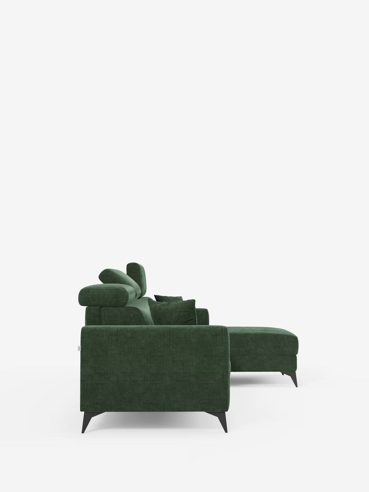 Vista laterale del divano letto angolare Pegaso di Divani.Store, rivestito in tessuto jacquard T22 verde scuro antimacchia. Presenta una chaise longue a penisola contenitiva estesa sul lato destro, braccioli squadrati, poggiatesta regolabili e gambe angolate nere, il tutto su uno sfondo bianco a tinta unita.