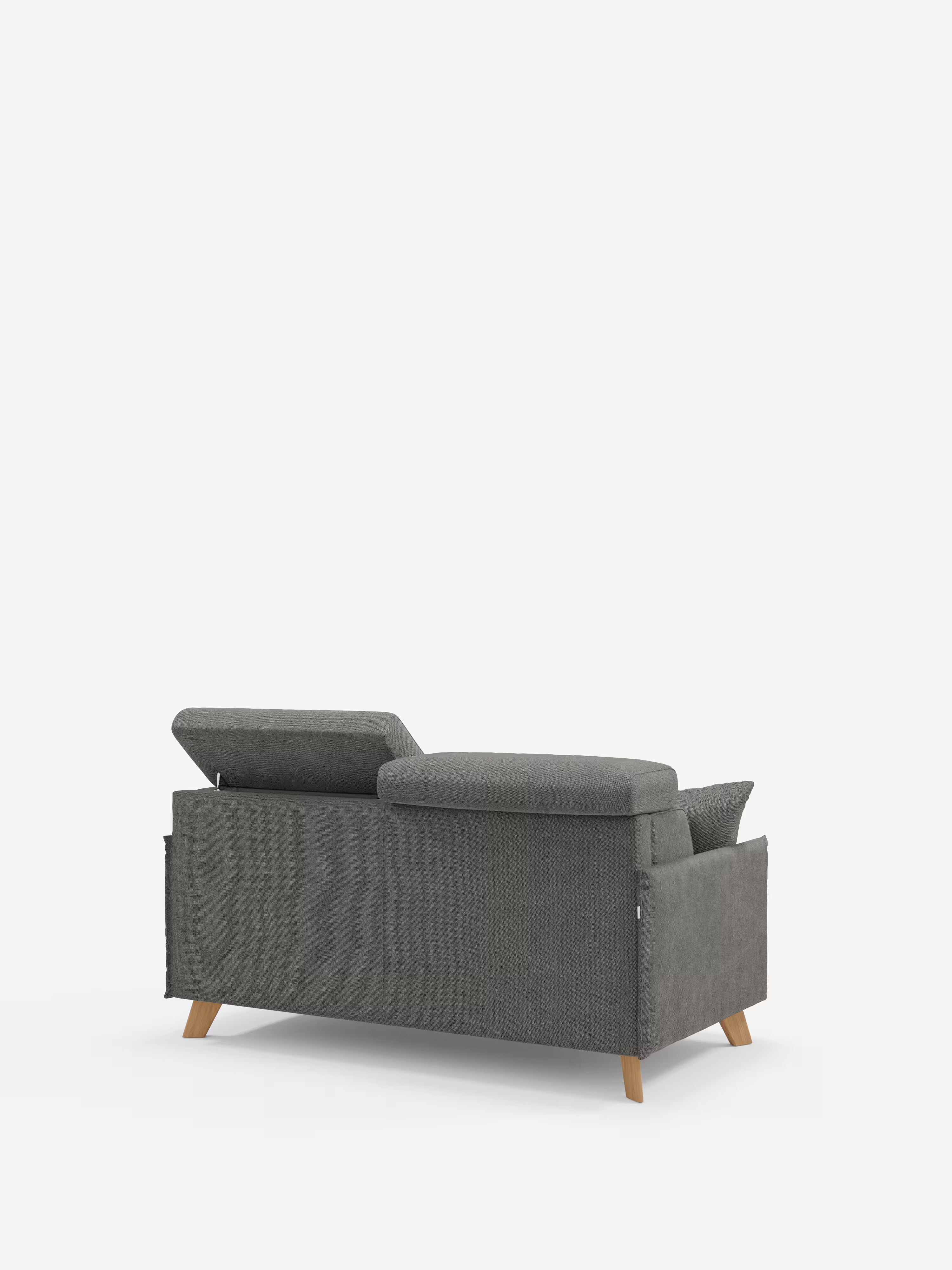Il divano letto matrimoniale Sole di Divani.Store è ripreso dal retro su uno sfondo bianco a tinta unita. Questo divano imbottito grigio, dal design moderno e minimalista, presenta braccioli angolati, un cuscino dello schienale quadrato a vista, un design compatto di ispirazione scandinava, gambe in legno e poggiatesta regolabili. Il rivestimento è realizzato in tessuto T23 resistente alle macchie ed è sfoderabile al 100% per una facile pulizia.