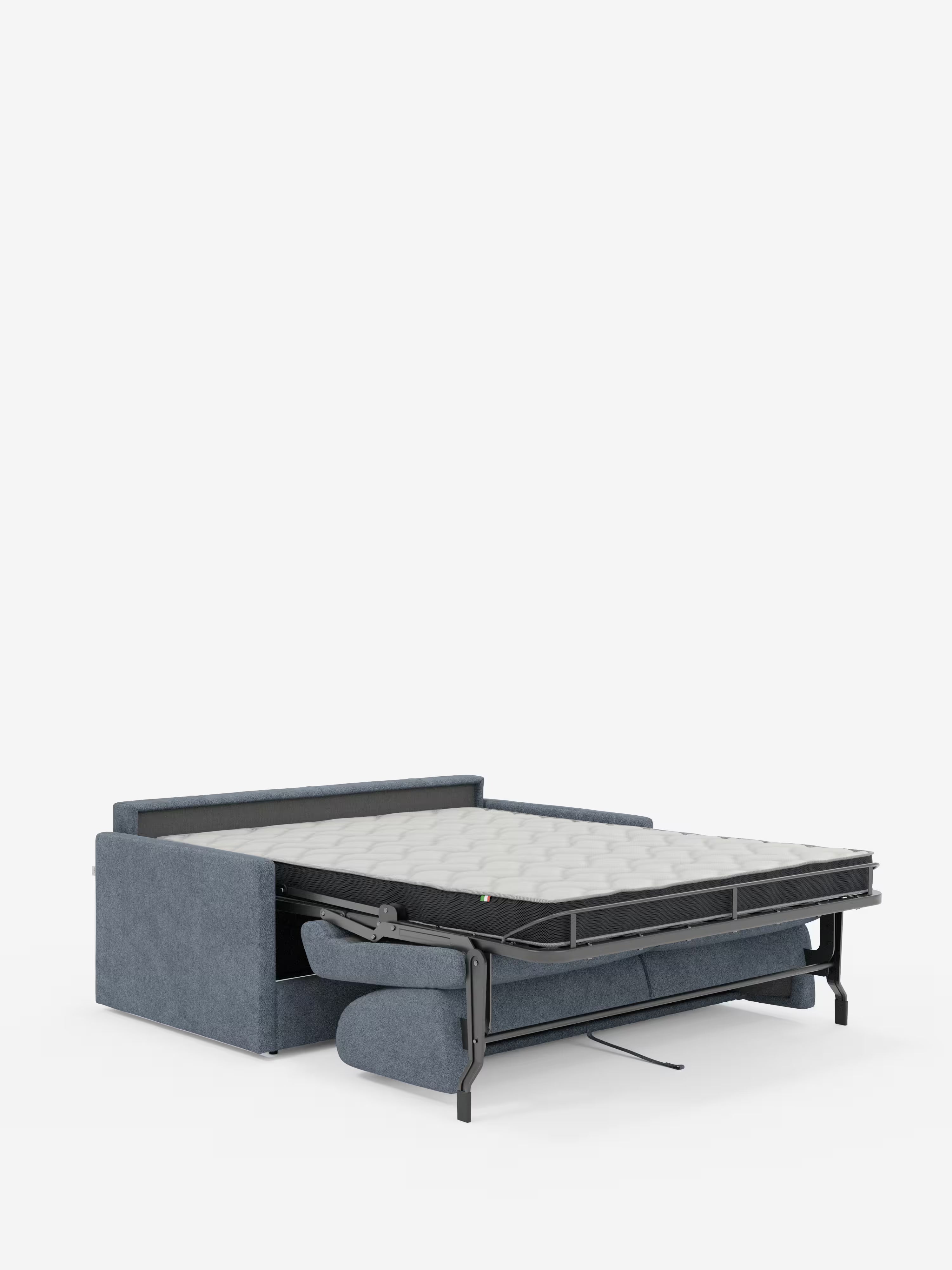 Un divano letto Tommy Divano a 2 e 3 posti matrimoniale di colore blu, disponibile su Divani.Store, rivestito in tessuto T33 simile al cotone, completamente sfoderabile e resistente alle macchie. Presentato con il materasso aperto, in modo da rivelare la struttura metallica del letto pieghevole e un materasso trapuntato di colore chiaro, questo modello dal design moderno e minimalista è caratterizzato da braccioli e schienale sottili, che risaltano su uno sfondo bianco a tinta unita.