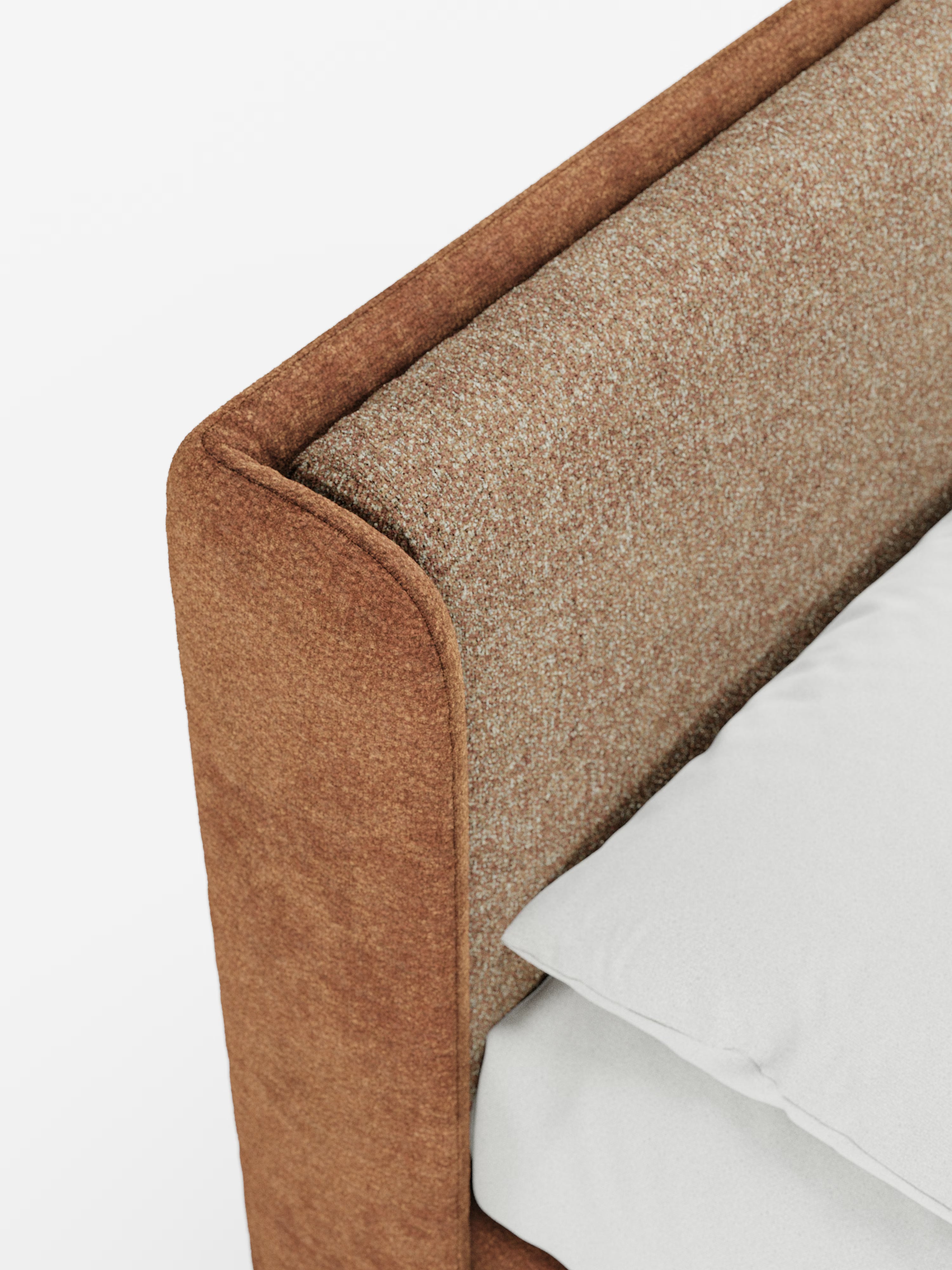 Primo piano del letto imbottito bicolore VALKIRIA con contenitore di Letti.store, caratterizzato da una struttura imbottita marrone e da una testiera curva avvolgente beige testurizzata con cuscini dello schienale abbinati. Un cuscino grigio chiaro e la biancheria da letto coordinata sono disposti con cura sul materasso, sottolineando l’eleganza morbida, pulita e accogliente di questo letto dal design contemporaneo.