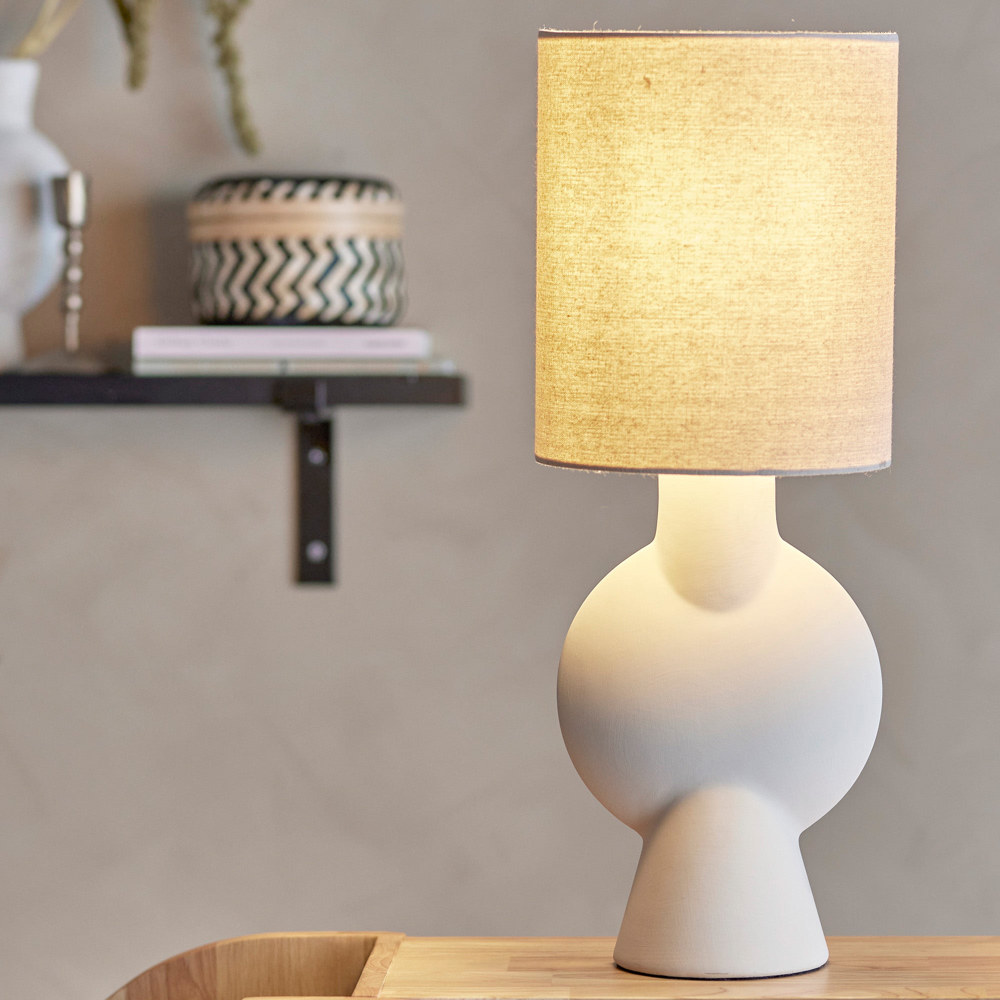 Sergio lampada da tavolo con base in gres Stoneware Bianco e paralume in lino - divani.store