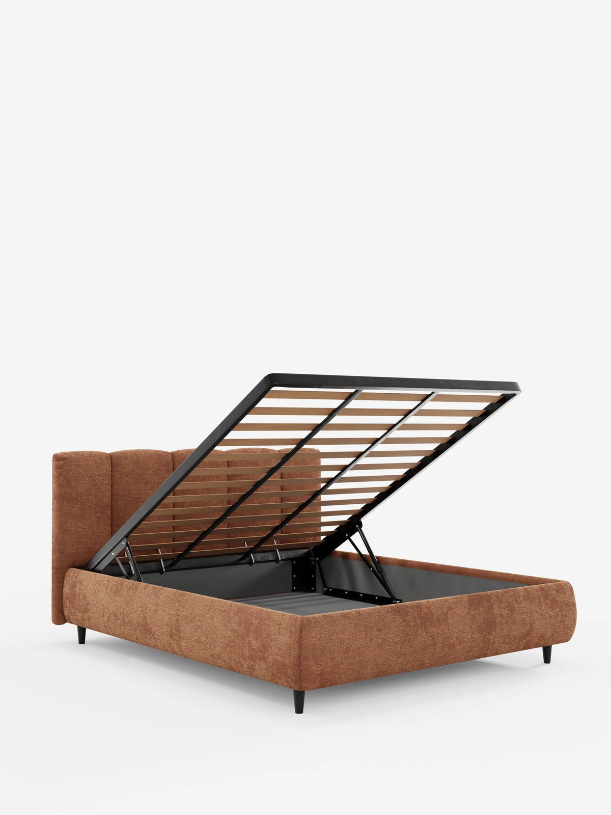 ARKAM, letto imbottito con contenitore e testiera a lavorazione verticale in tessuto color terracotta, con il vano sollevato per mettere in vista la base a doghe e i quattro piedini scuri.