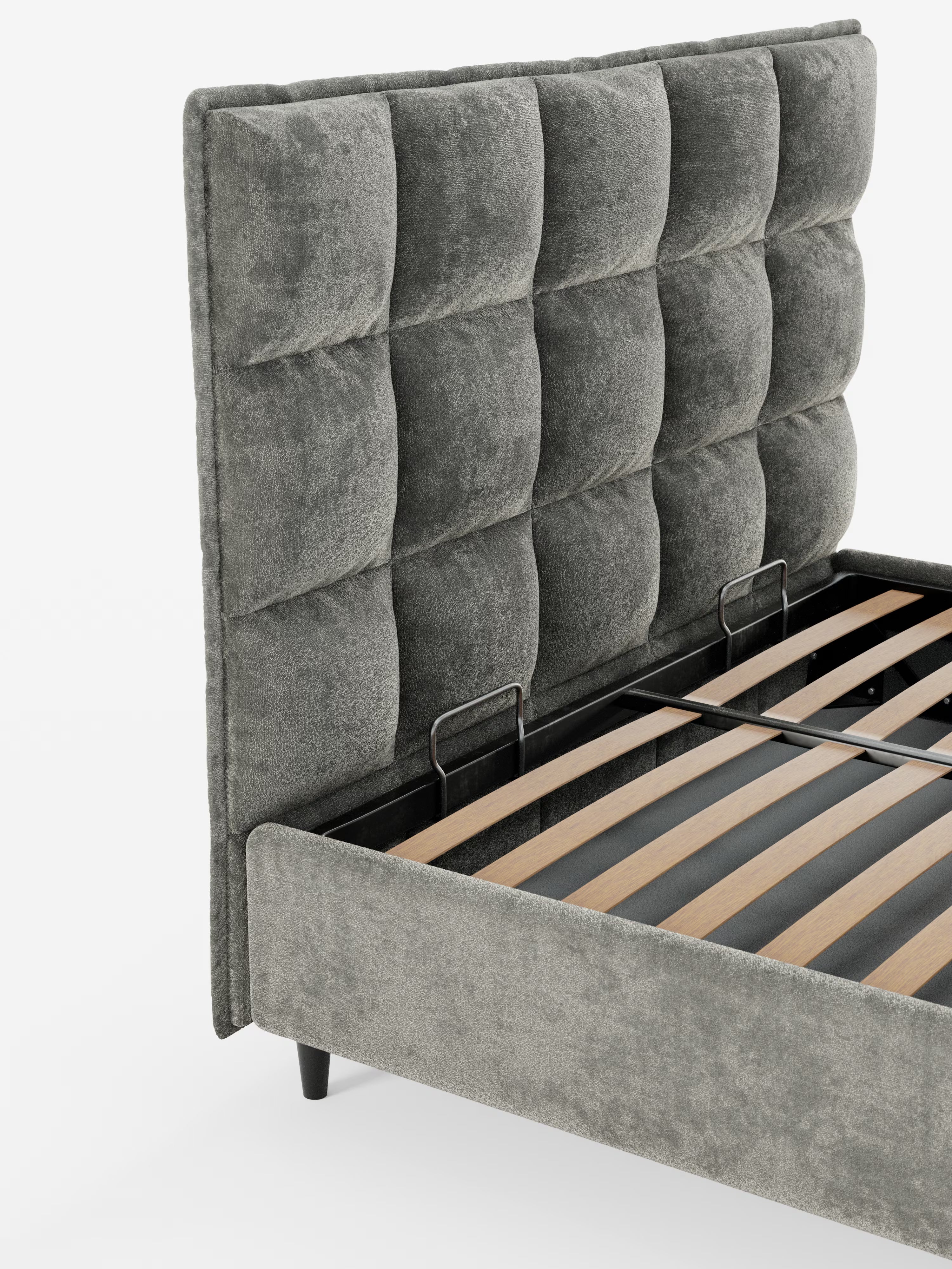 Il letto imbottito AURO con contenitore e testiera capitonné alta in ciniglia Oeko-Tex® di Letti.store è raffigurato parzialmente assemblato su uno sfondo bianco a tinta unita. Questo elegante letto imbottito presenta una testiera alta capitonné e è rivestito in morbido tessuto ciniglia dall’effetto vellutato. La struttura del letto è composta da robuste doghe in legno e supporti in metallo, con gambe corte nere che completano il design.