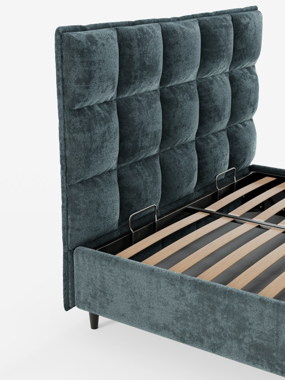 Primo piano del letto imbottito AURO con contenitore e testiera alta capitonné in ciniglia Oeko-Tex® di Letti.store. Questo letto imbottito color verde acqua scuro presenta una testiera alta capitonné e una finitura in morbido e vellutato rivestimento in ciniglia. La base è composta da doghe in legno con barre di sostegno in metallo nero e gambe corte, il tutto su uno sfondo bianco a tinta unita.