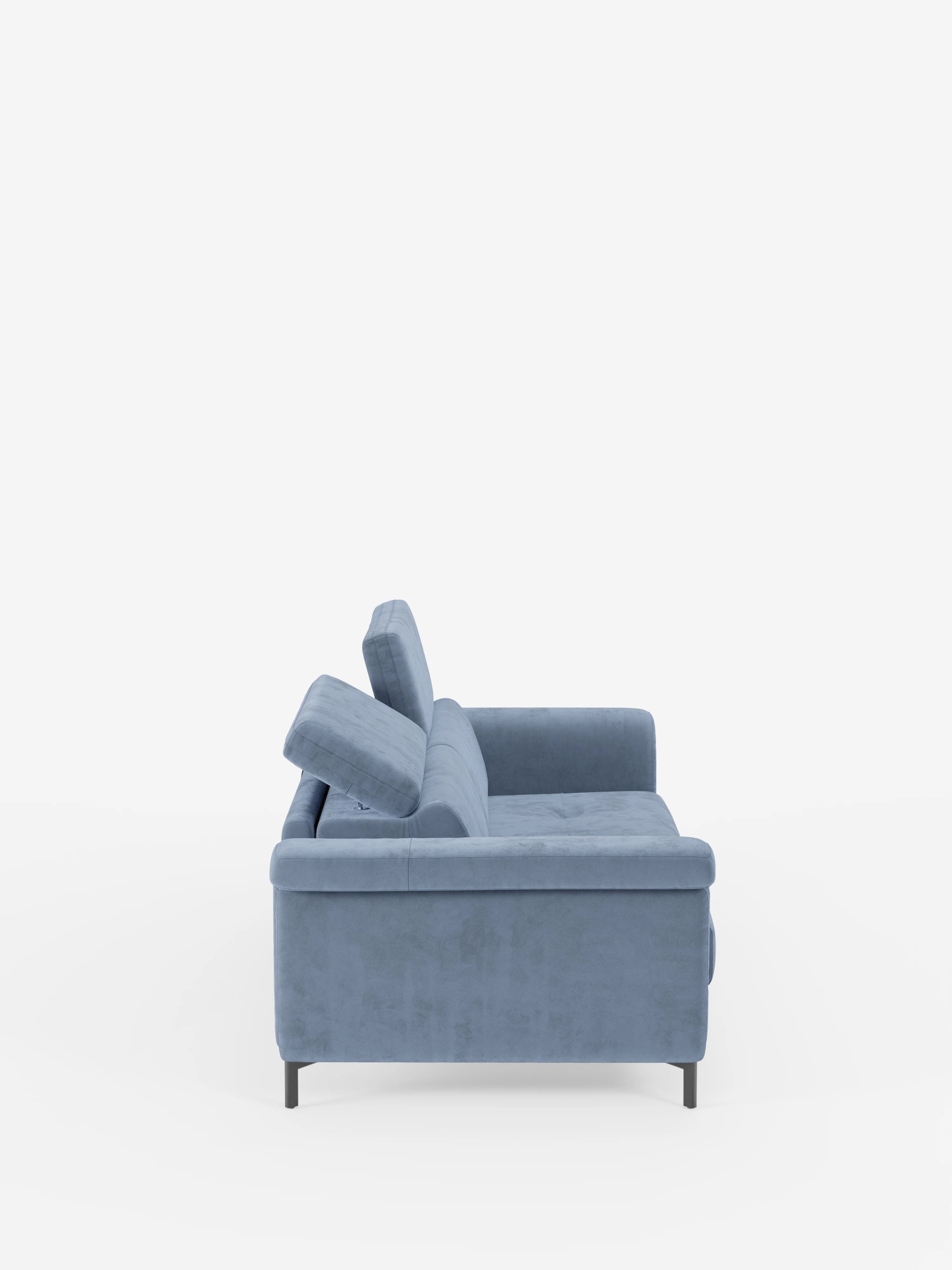 Un divano letto Capri dal design contemporaneo, di colore blu, con piedini alti, firmato Divani.Store, è raffigurato di profilo su uno sfondo bianco a tinta unita. Caratterizzato da schienali e braccioli imbottiti, questo divano presenta gambe alte nere e morbidi cuscini di seduta e schienale realizzati in raffinato tessuto effetto velluto T30, resistente alle macchie. Il poggiatesta regolabile ne esalta sia il comfort che lo stile.