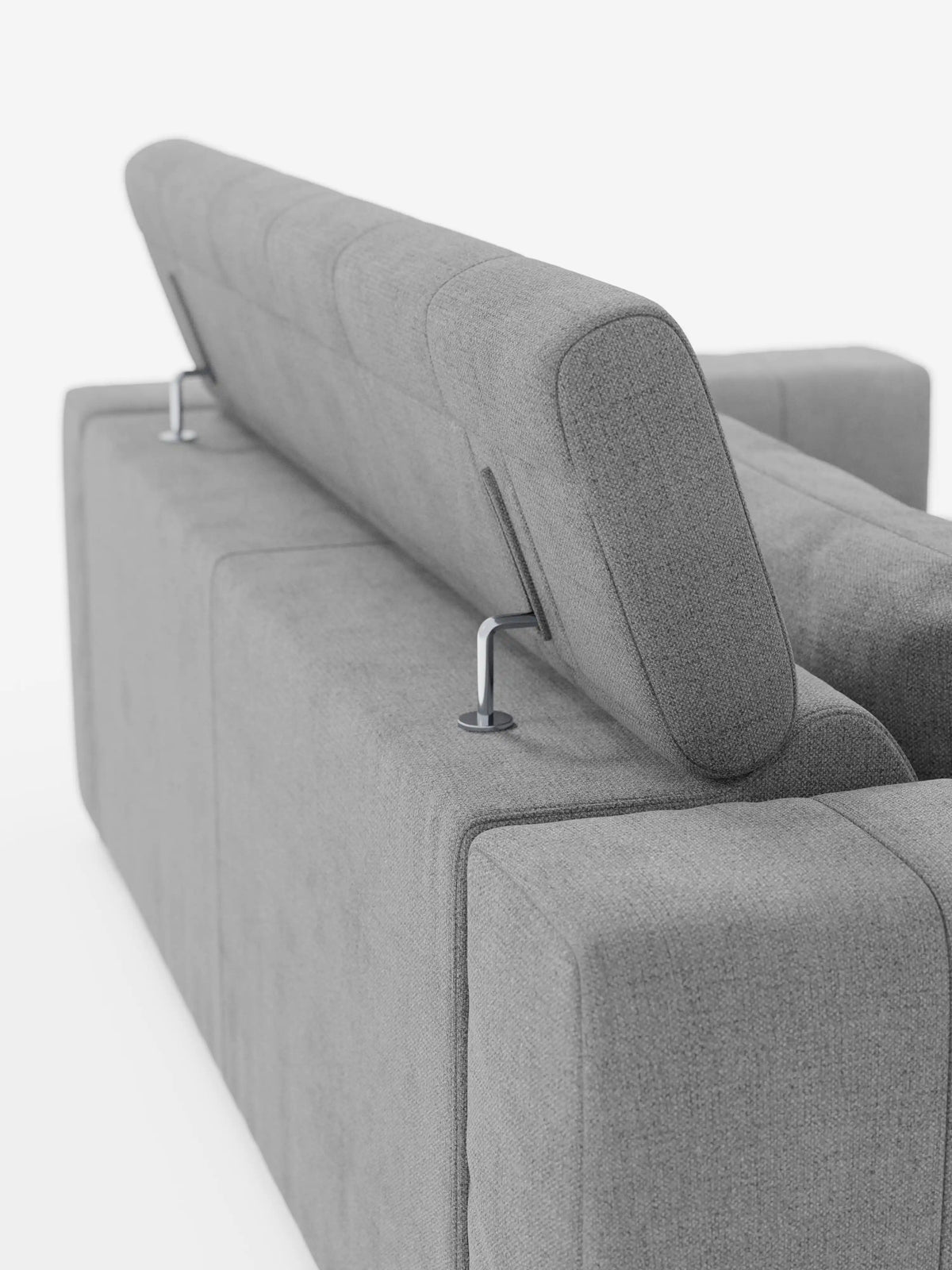 Il divano a 3 posti Doric di Divani.Store è raffigurato nella vista posteriore, che ne mette in risalto il rivestimento T23 grigio e antimacchia e i poggiatesta regolabili su supporti in metallo. Le linee pulite e il design minimalista risaltano sullo sfondo bianco, mentre l’estetica moderna del divano è completata dai sedili reclinabili elettricamente, che garantiscono un comfort ancora maggiore.