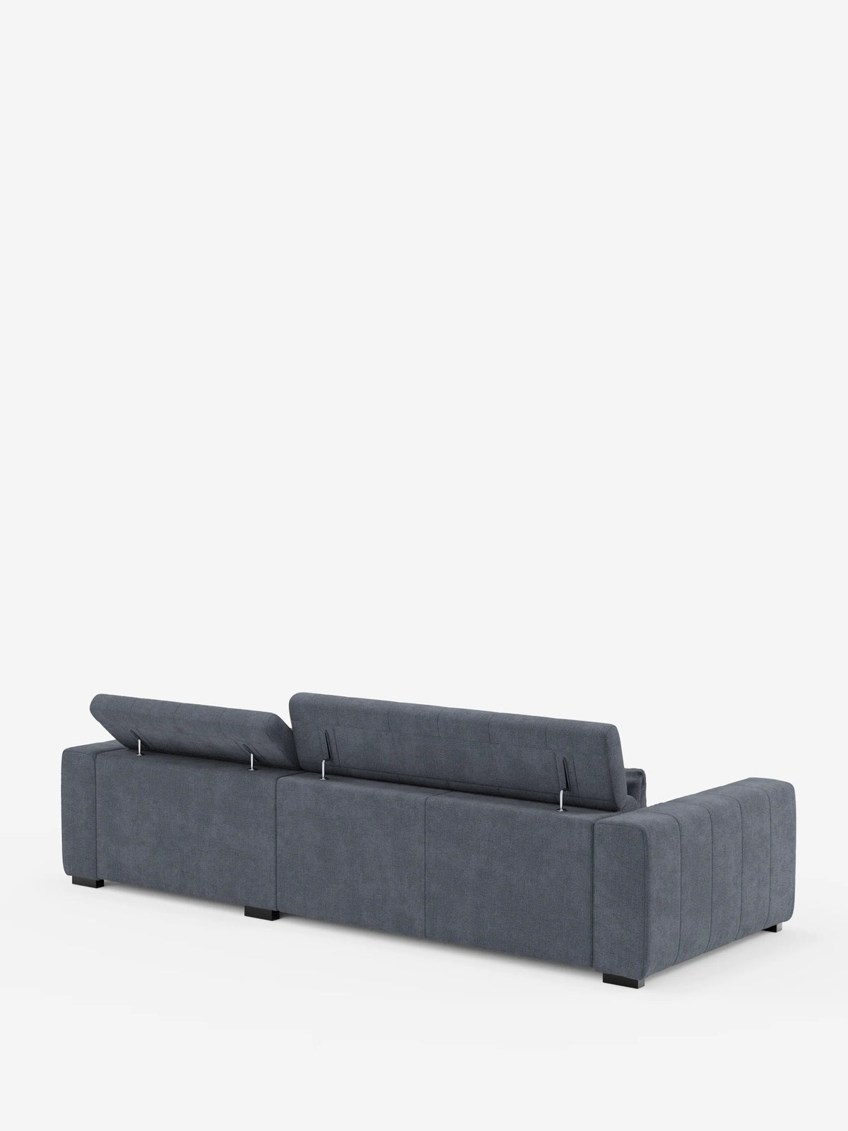 Un moderno divano angolare Doric con penisola e sedute allungabili con funzione relax elettrica di Divani.Store è raffigurato di spalle in un morbido tessuto T23 grigio scuro, resistente alle macchie. Questo divano contemporaneo è dotato di poggiatesta regolabili e ampi braccioli imbottiti per un comfort ancora maggiore. Poggia su gambe corte a blocco di colore nero su uno sfondo bianco.