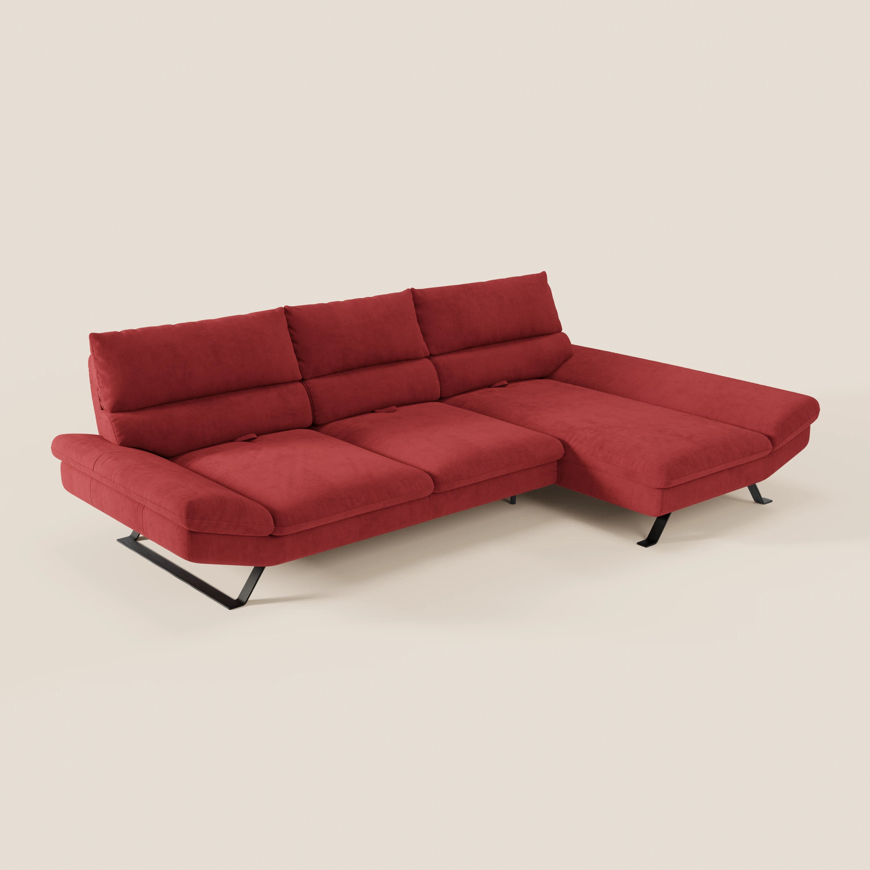 Il Divano Eclipse angolare con penisola di Divani.Store è caratterizzato da una microfibra smacchiabile T11 di colore rosso intenso, tre cuscini di seduta e di schienale con schienali traslanti, una chaise longue sul lato destro ed eleganti gambe in metallo nero su uno sfondo chiaro.