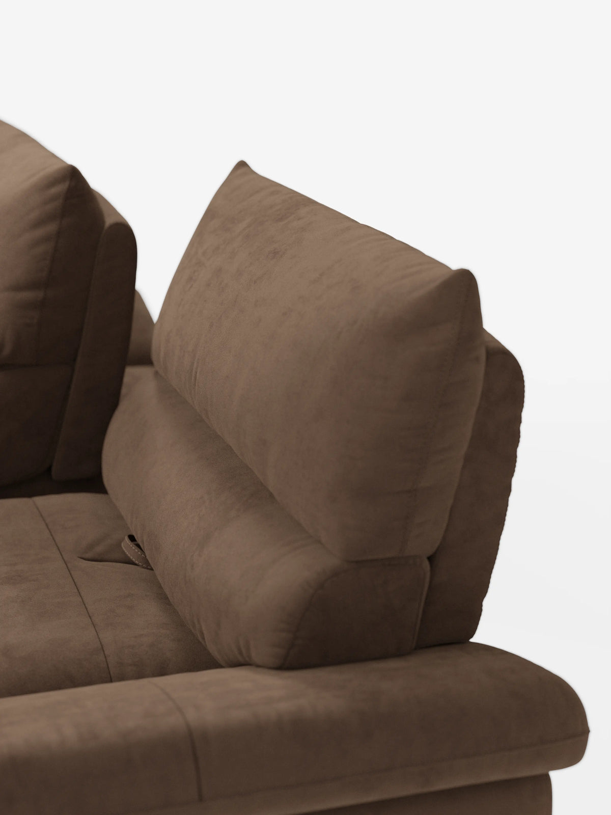 Primo piano del divano Eclipse dal design moderno a 2 e 3 posti di Divani.Store, realizzato in elegante microfibra T11 resistente alle macchie in una ricca tonalità di marrone. L’immagine mette in risalto lo schienale imbottito e inclinato e il bracciolo sinistro su uno sfondo bianco a tinta unita. I cuscini spessi e confortevoli con cuciture a vista esaltano la raffinatezza del rivestimento, mentre la base alta ed elegante (piedini alti) e gli schienali scorrevoli ne sottolineano il fascino contemporaneo.