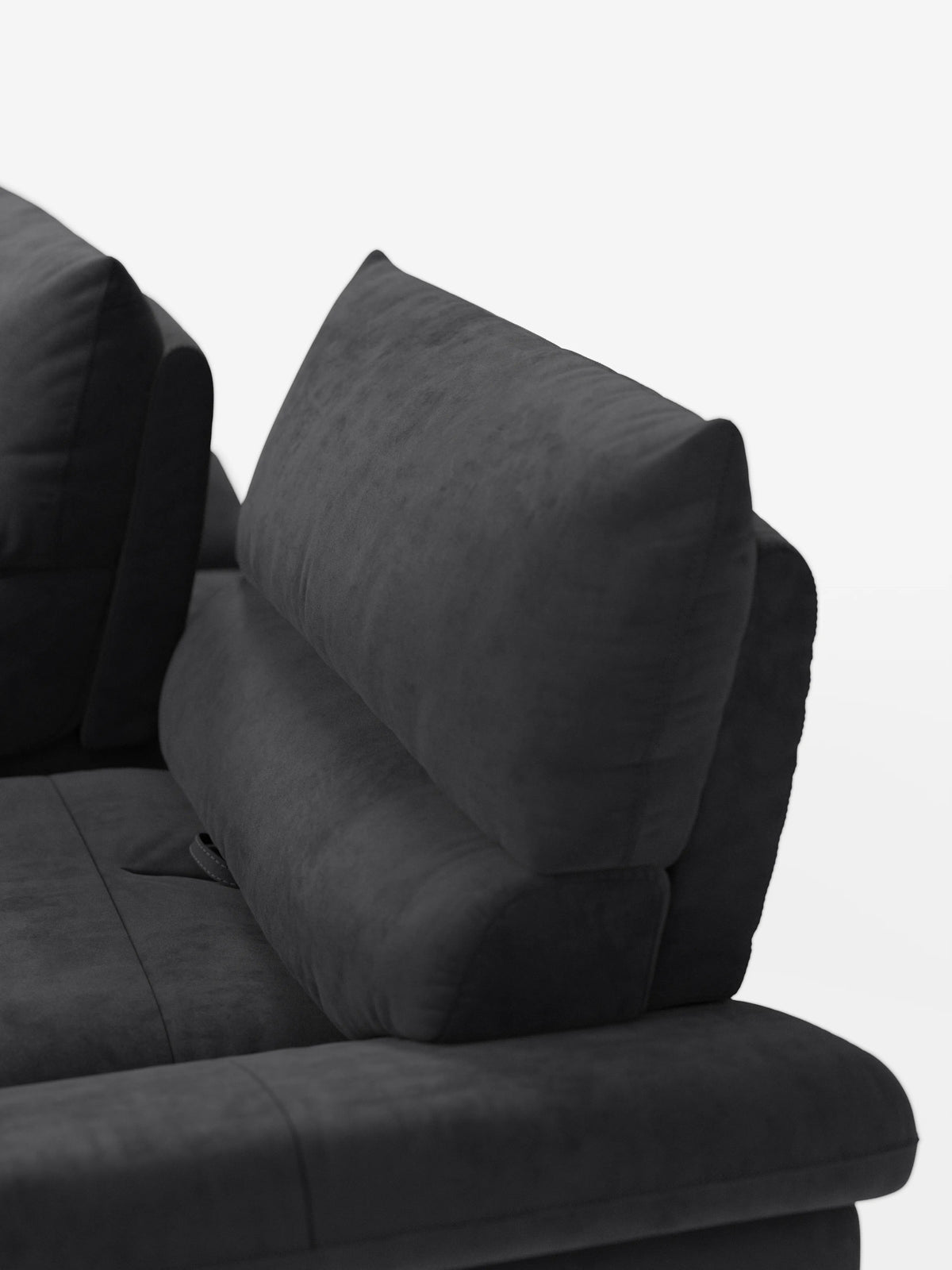 Un primo piano dell’Eclipse Divano, dal design moderno a 2 e 3 posti con schienali traslanti di Divani.Store, mette in risalto il bracciolo destro e lo schienale imbottito su uno sfondo bianco a tinta unita. Il divano è rivestito in un’elegante microfibra T11 smacchiabile di colore grigio scuro, dalla morbida consistenza simile alla pelle scamosciata, mentre gli schienali traslanti garantiscono un comfort modulabile a questo divano contemporaneo, completato da gambe alte.