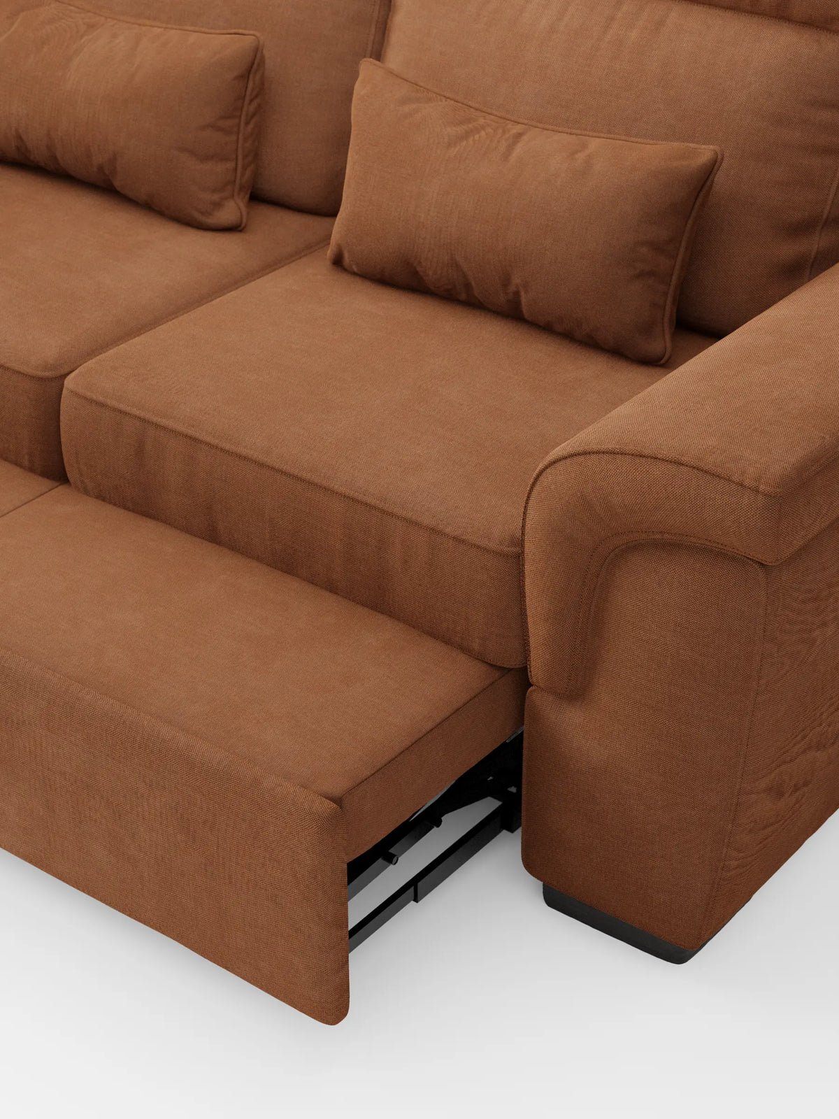 Un divano a tre posti Ischia color ruggine con pouf estraibile e schienali scorrevoli in tessuto misto lino lavabile, dotato di poggiapiedi allungabile, due cuscini coordinati, schienali scorrevoli e braccioli ricurvi su supporti neri bassi.