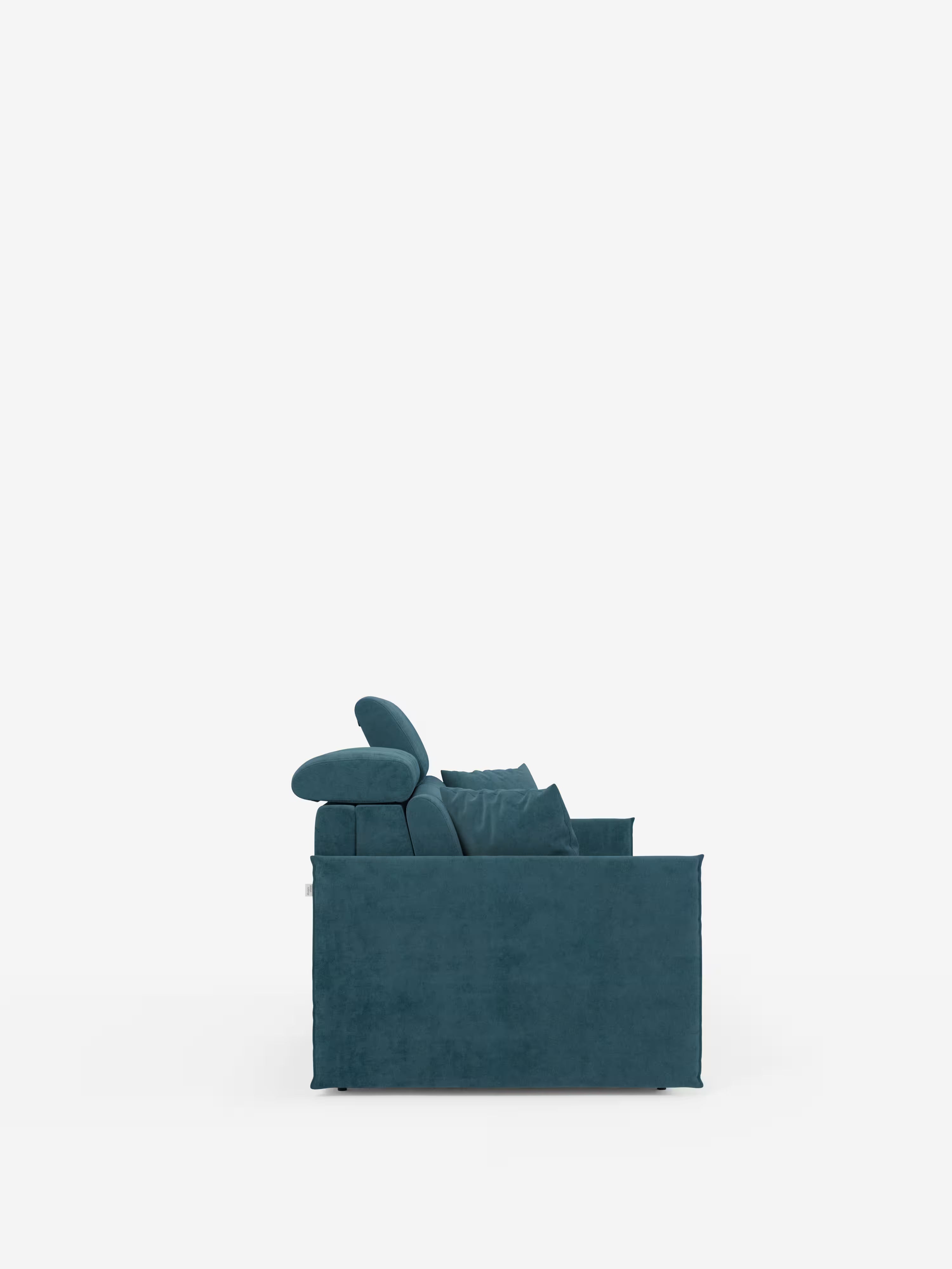 Vista laterale del divano letto Miryam con poggiatesta reclinabili e comfort maxi di Divani.Store, caratterizzato da un design moderno color verde acqua con morbidi cuscini e poggiatesta regolabili in una forma compatta e salvaspazio. Realizzato in morbido tessuto T31 smacchiabile, le sue linee minimaliste e la trama raffinata esaltano sia il comfort che lo stile contemporaneo: ideale come divano per piccoli spazi.