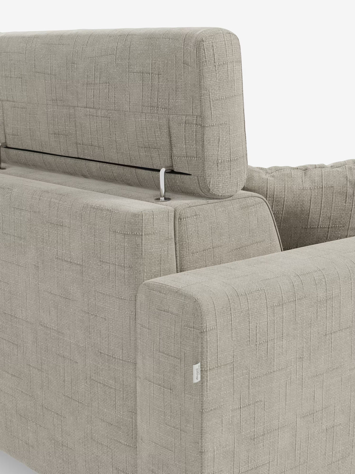 Un primo piano dello schienale e del bracciolo del divano letto angolare Pegaso con poggiatesta reclinabili e penisola contenitore in tessuto jacquard smacchiabile T22 di Divani.Store mostra un'asta di sostegno in metallo sul poggiatesta regolabile. Il rivestimento in jacquard grigio chiaro presenta un delicato motivo a quadrati su uno sfondo bianco a tinta unita.