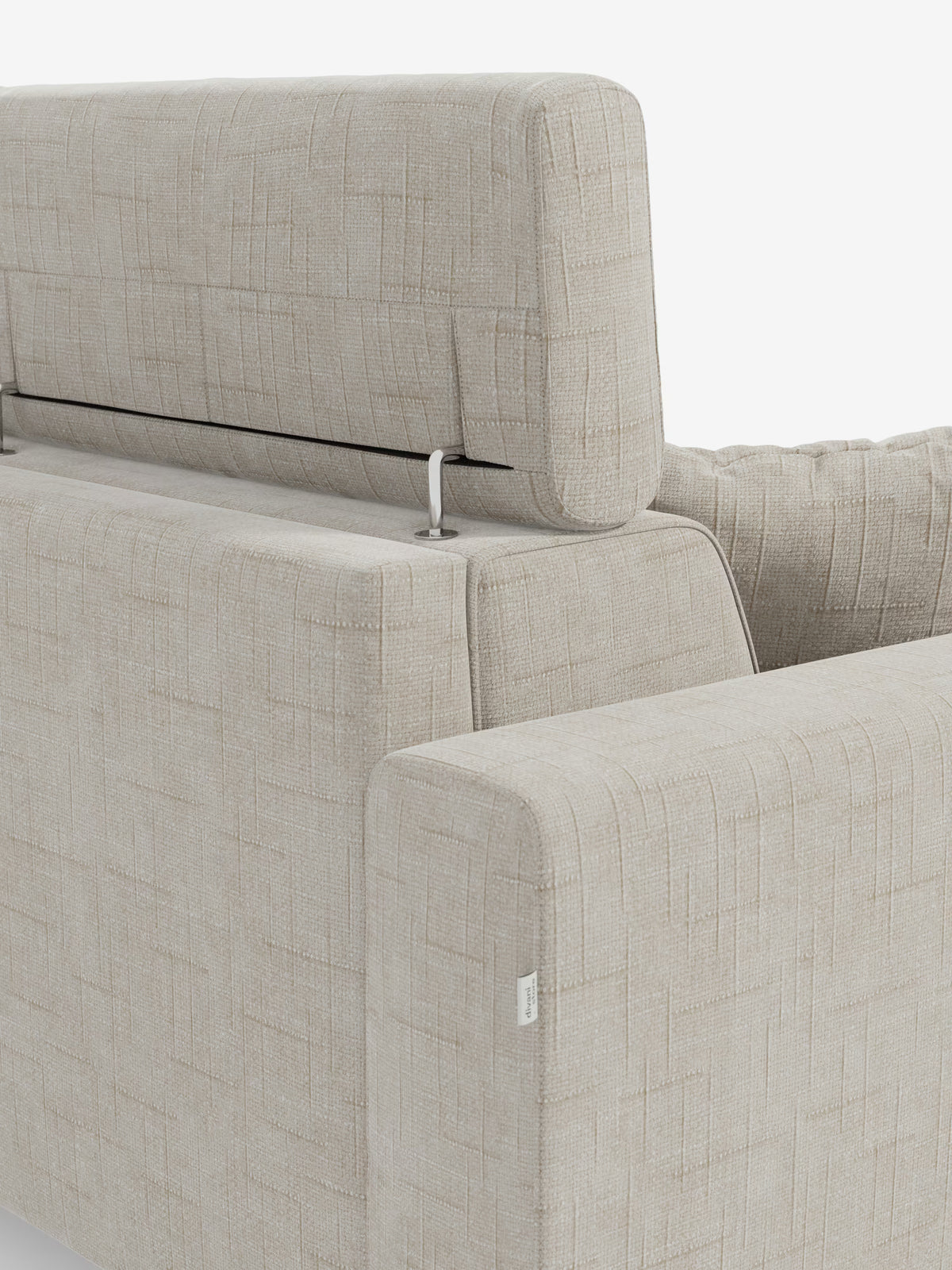 Primo piano del divano letto angolare Pegaso di Divani.Store, caratterizzato da uno schienale e braccioli moderni color beige, rivestiti in tessuto jacquard T22 testurizzato, resistente alle macchie e con un delicato motivo geometrico. Dietro il poggiatesta regolabile è visibile una barra di supporto in metallo, che sottolinea il design pratico e la struttura di alta qualità tipici di questo modello, dotato di poggiatesta reclinabili e chaise longue con vano portaoggetti. Lo sfondo è bianco a tinta unita.