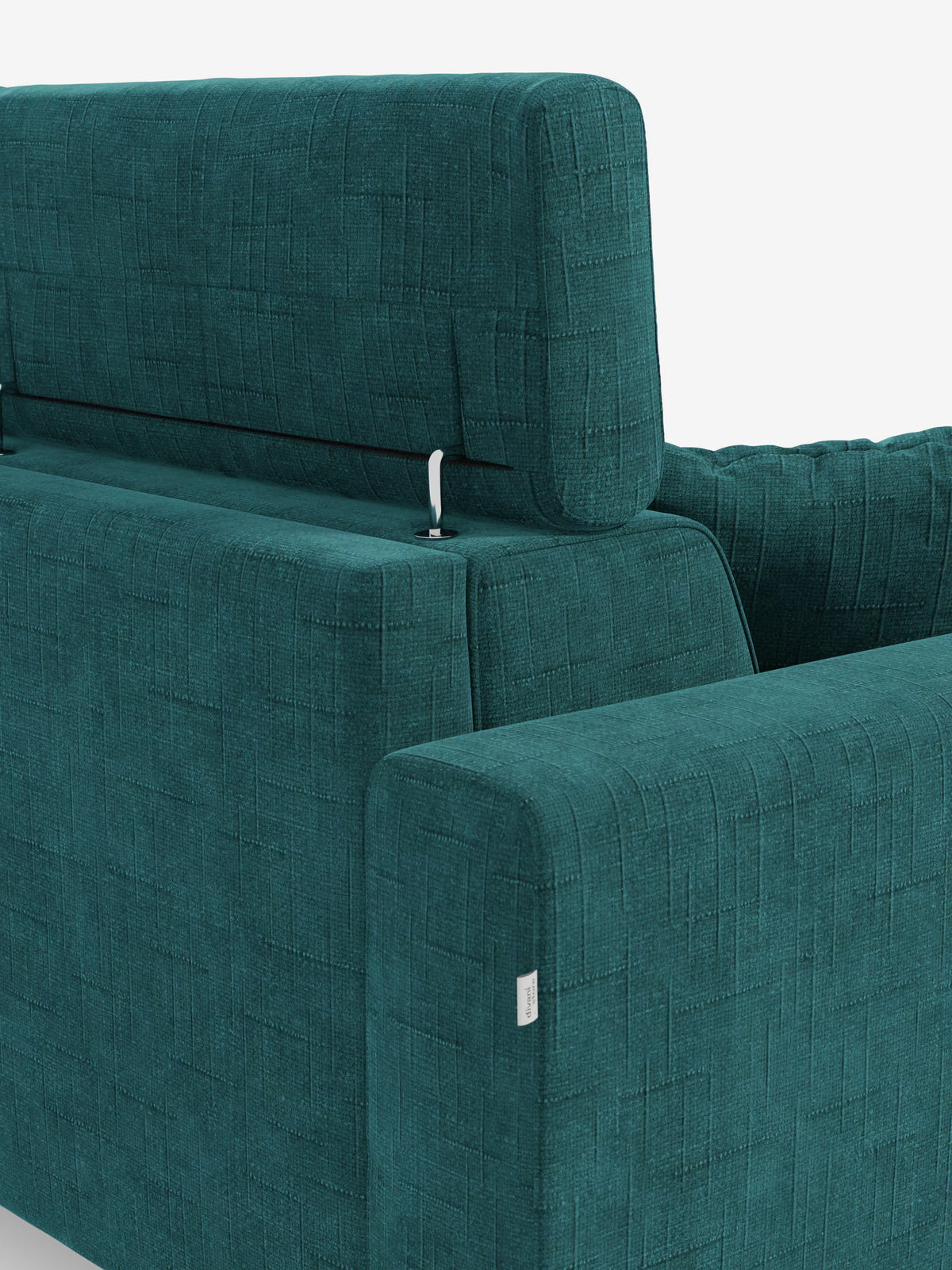 Primo piano del divano letto angolare Pegaso di Divani.Store, rivestito in tessuto jacquard smacchiabile T22 color verde acqua. L'immagine mette in risalto i poggiatesta reclinabili con leva a vista sullo schienale e sul bracciolo, oltre alle linee moderne e pulite e al delicato motivo geometrico. Uno sfondo bianco a tinta unita esalta gli elementi chiave del design, tra cui i poggiatesta reclinabili e la pratica penisola contenitore.